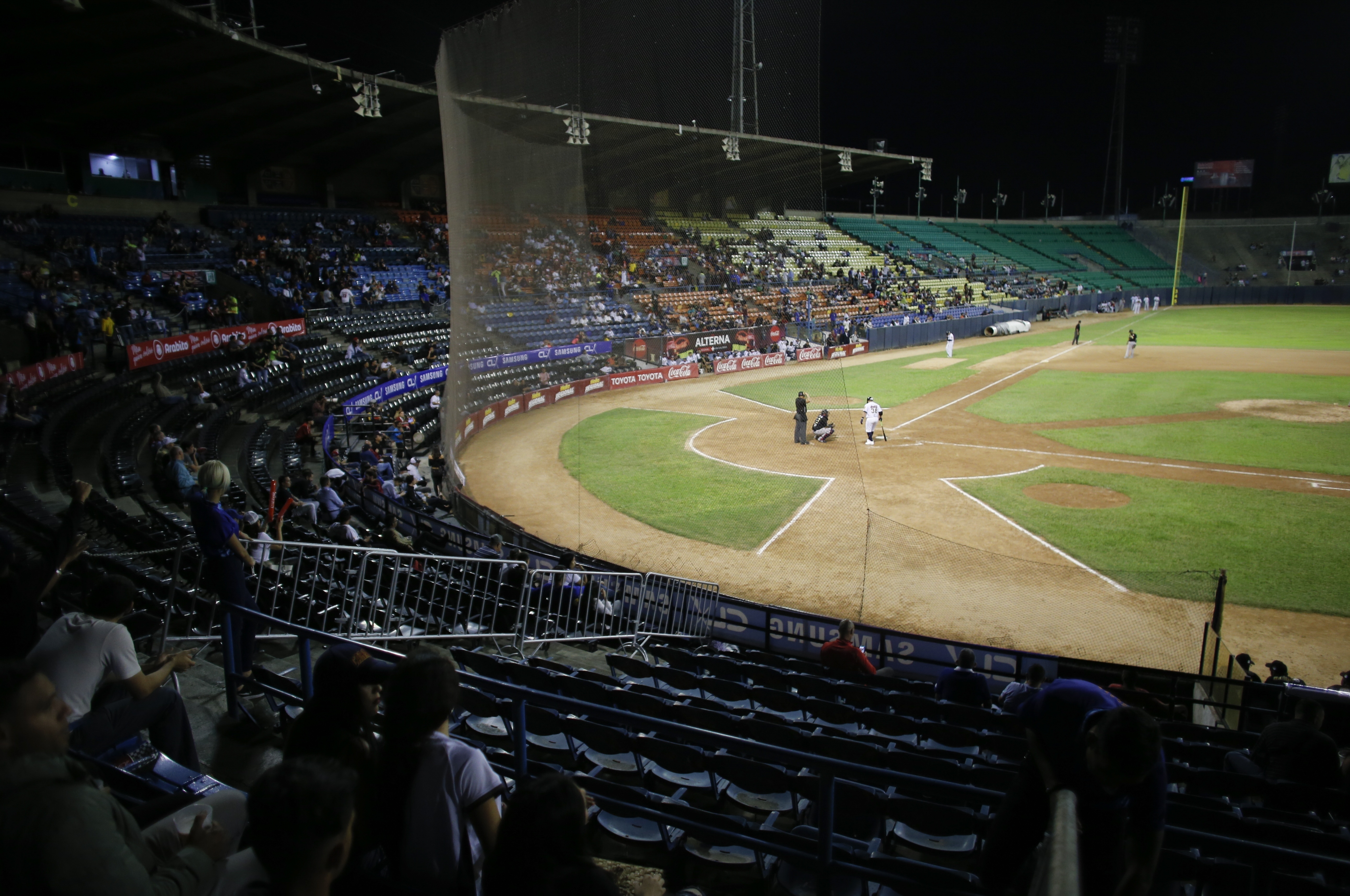 Crisis throws curve ball at opening of Venezuelan baseball