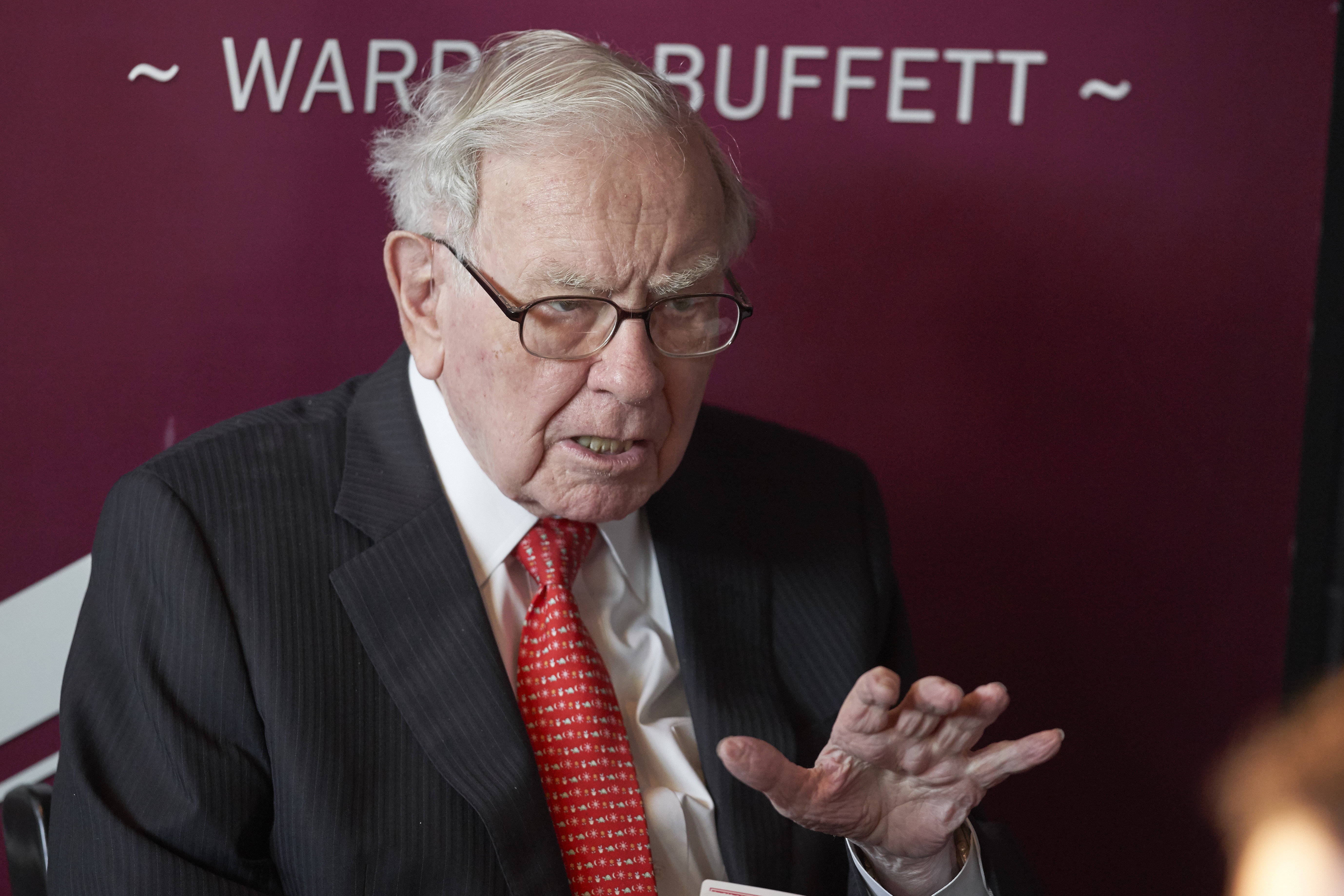 As Buffett seeks big acquisition, Berkshire trails S&P