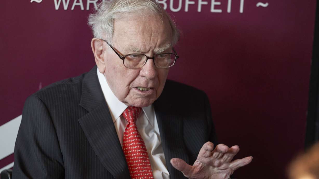 As Buffett seeks big acquisition, Berkshire trails S&P