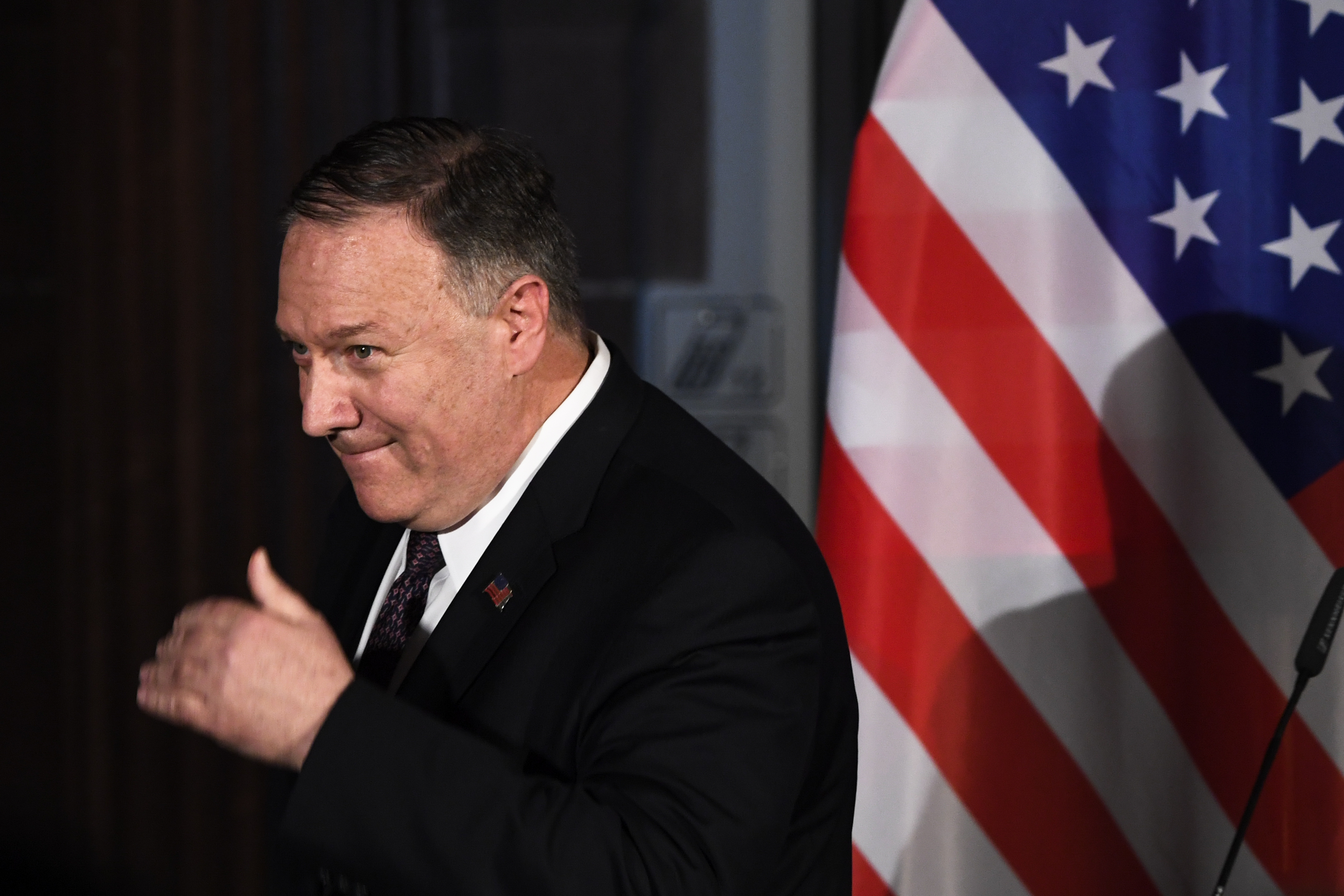 Top US diplomat struggles to shrug off impeachment inquiry