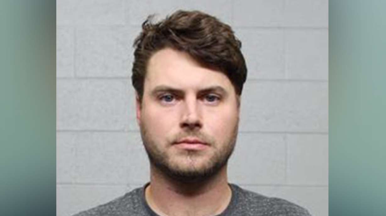 Charges: Speedskater with history of intoxication groped seatmate on plane, diverting Utah-bound flight to Oklahoma