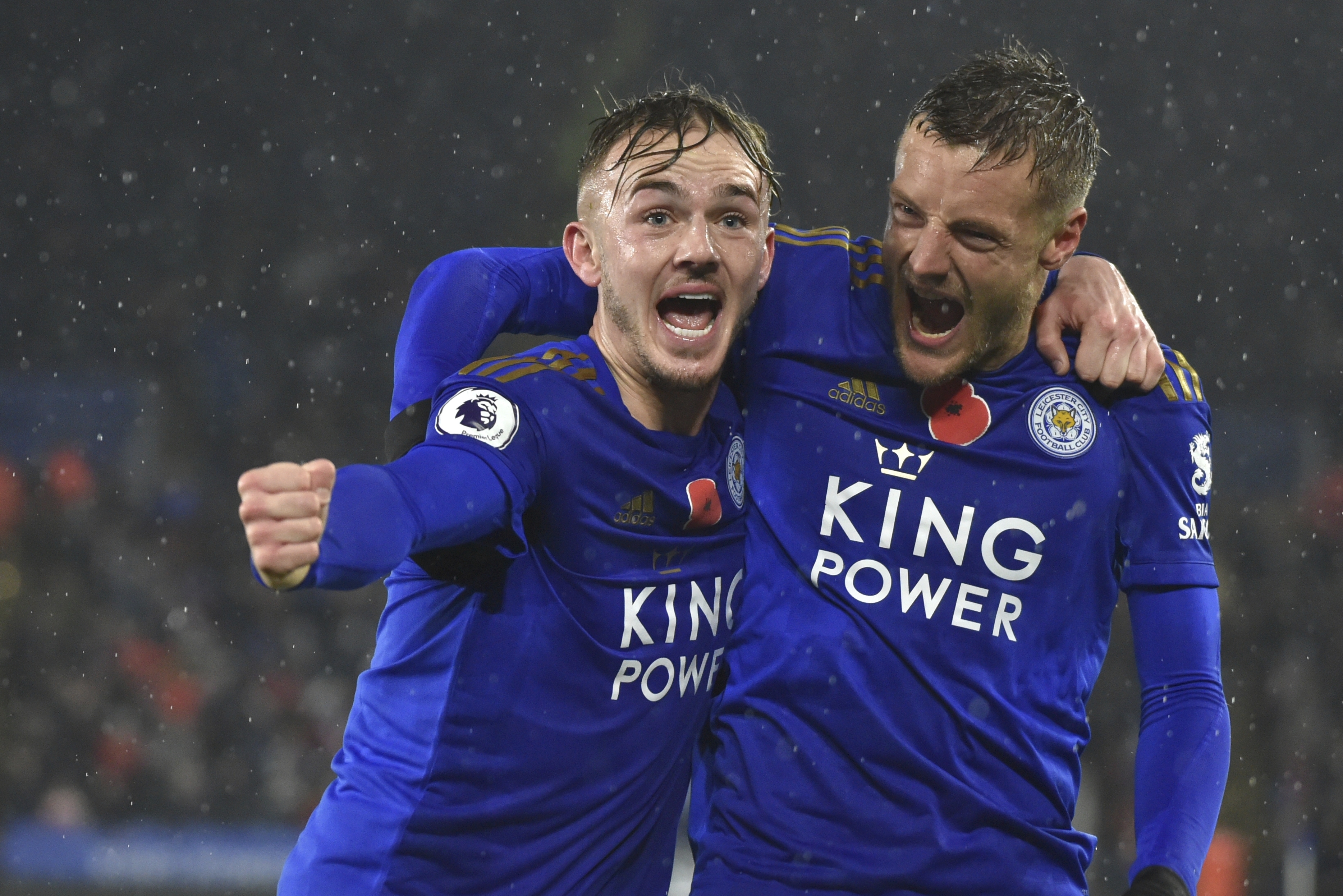 Vardy fires Leicester to 2nd in EPL, Chelsea extends run