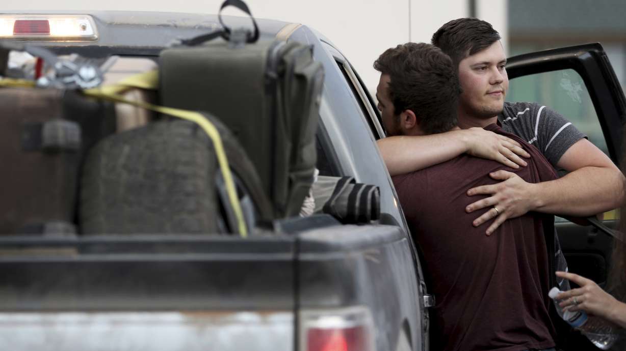 Families affected by Mexico violence arrive in Arizona after leaving their homes