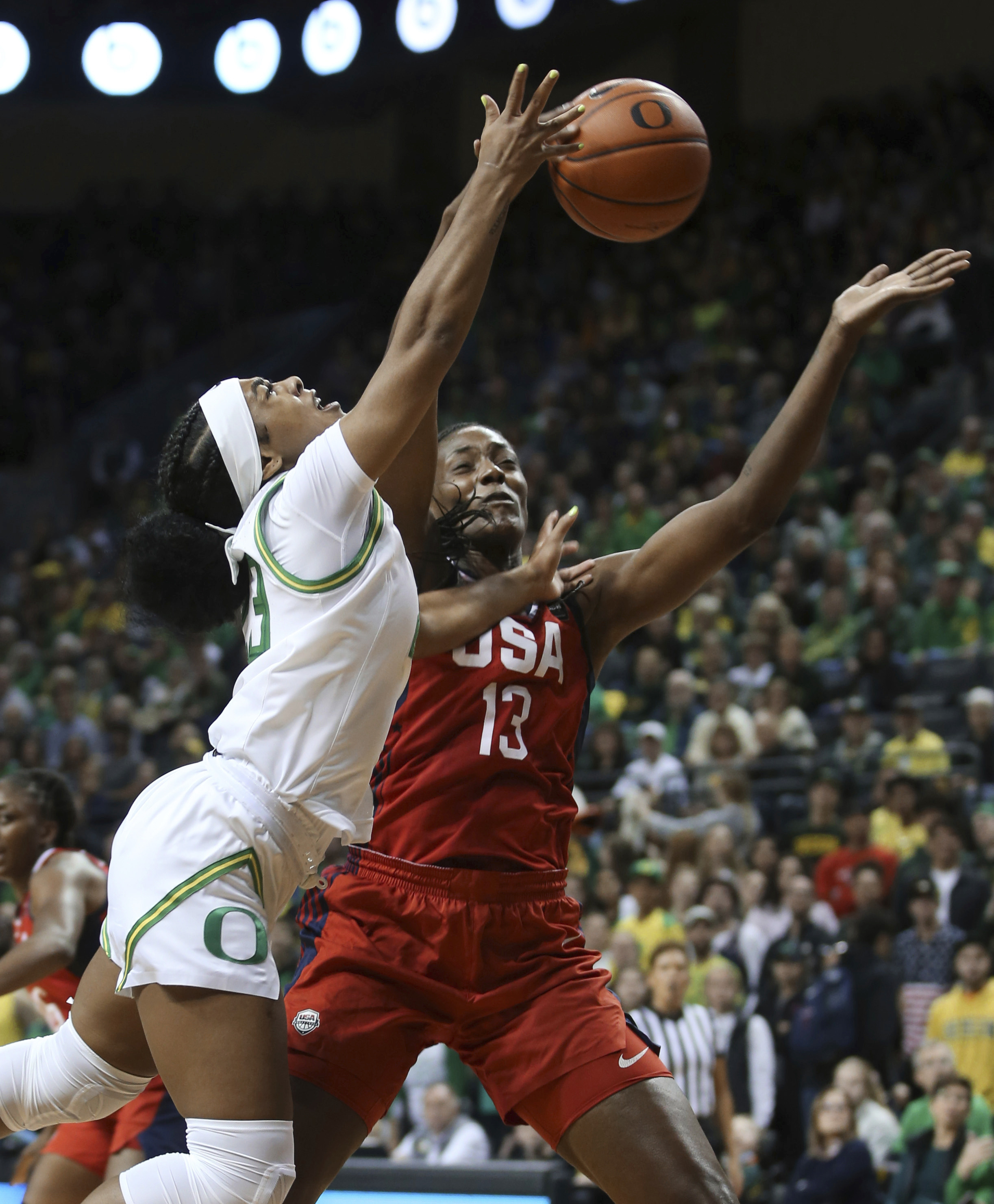 Ionescu and No. 1 Oregon stun US women's national team