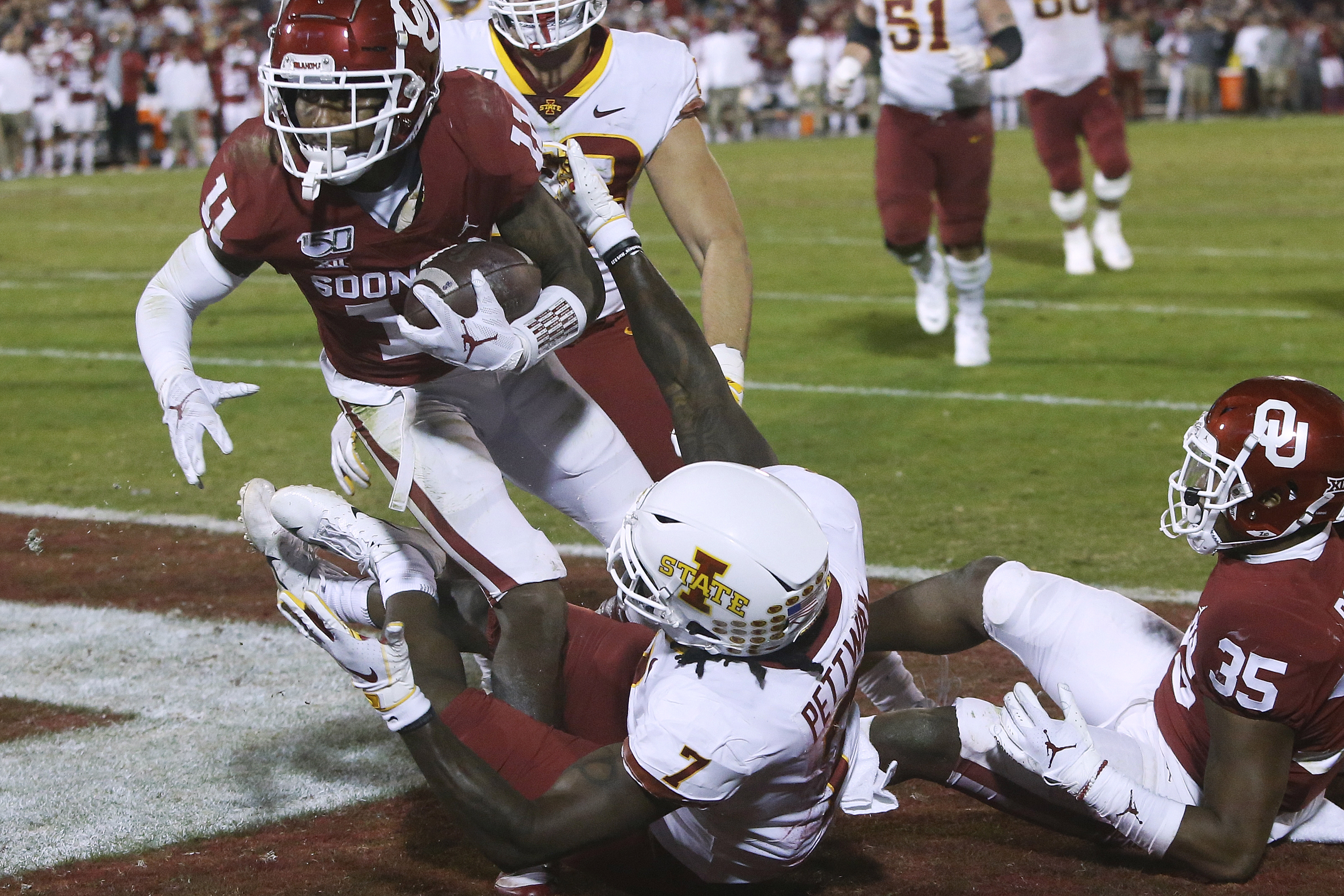 No. 9 Oklahoma escapes with 42-41 victory over Iowa State