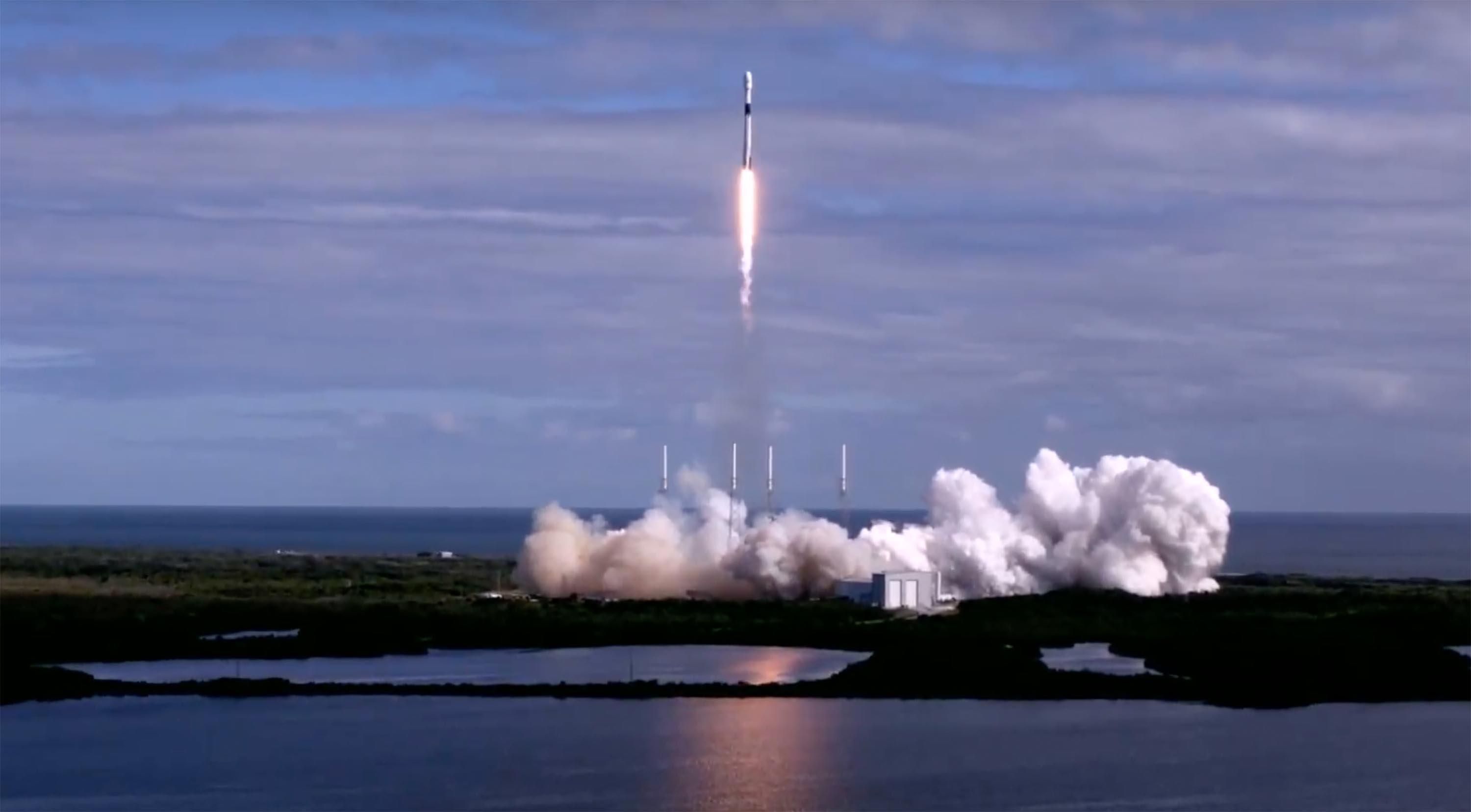 SpaceX launches 60 more internet satellites