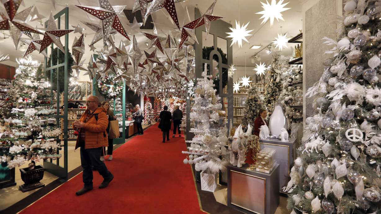 Sizing up the 2019 holiday shopping season for retailers