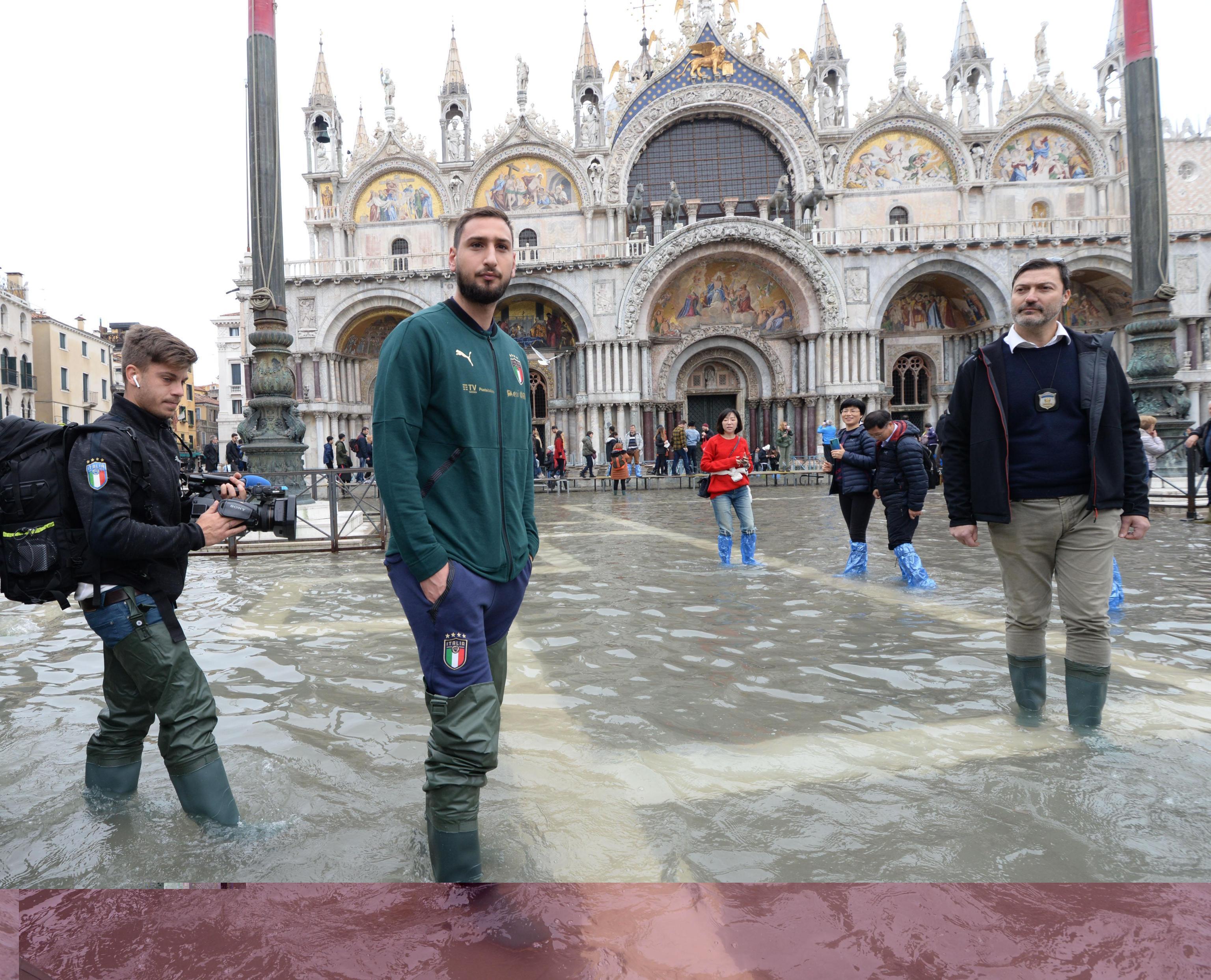 Venice braces for another exceptional tide, tourists flee