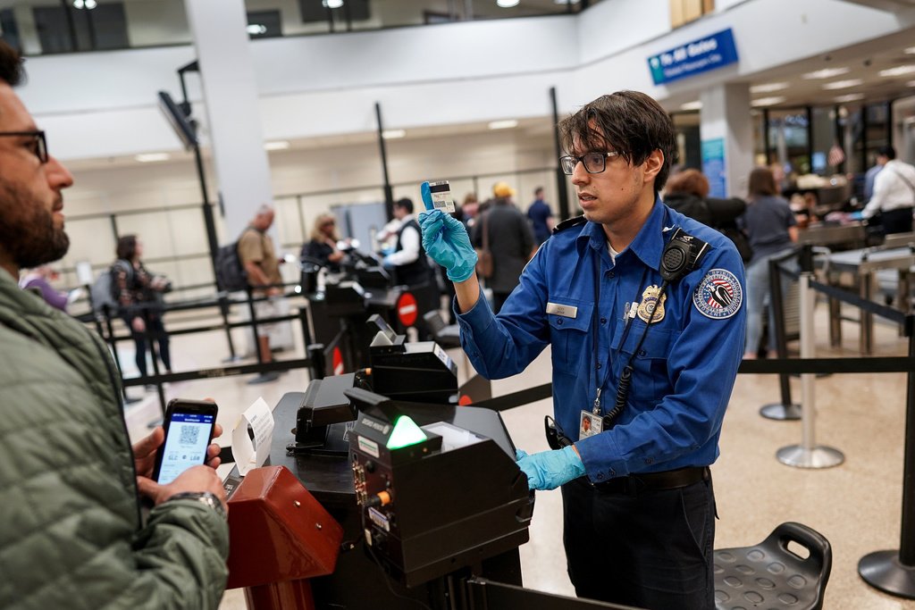 'All hands on deck' for Thanksgiving travel at Salt Lake airport