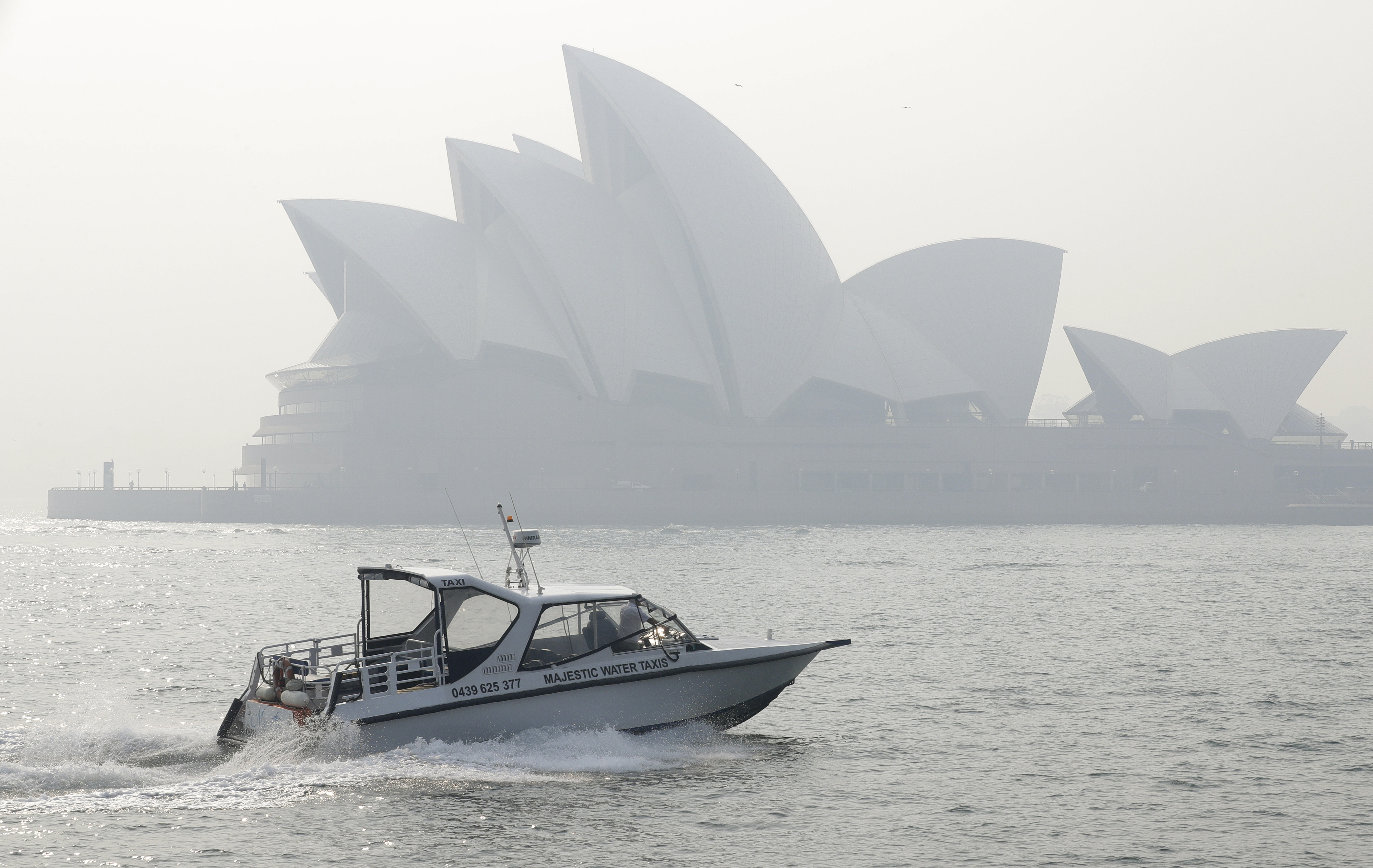 Smoke blankets Sydney as wildfires spread across Australia