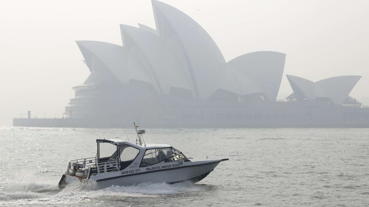Smoke blankets Sydney as wildfires spread across Australia