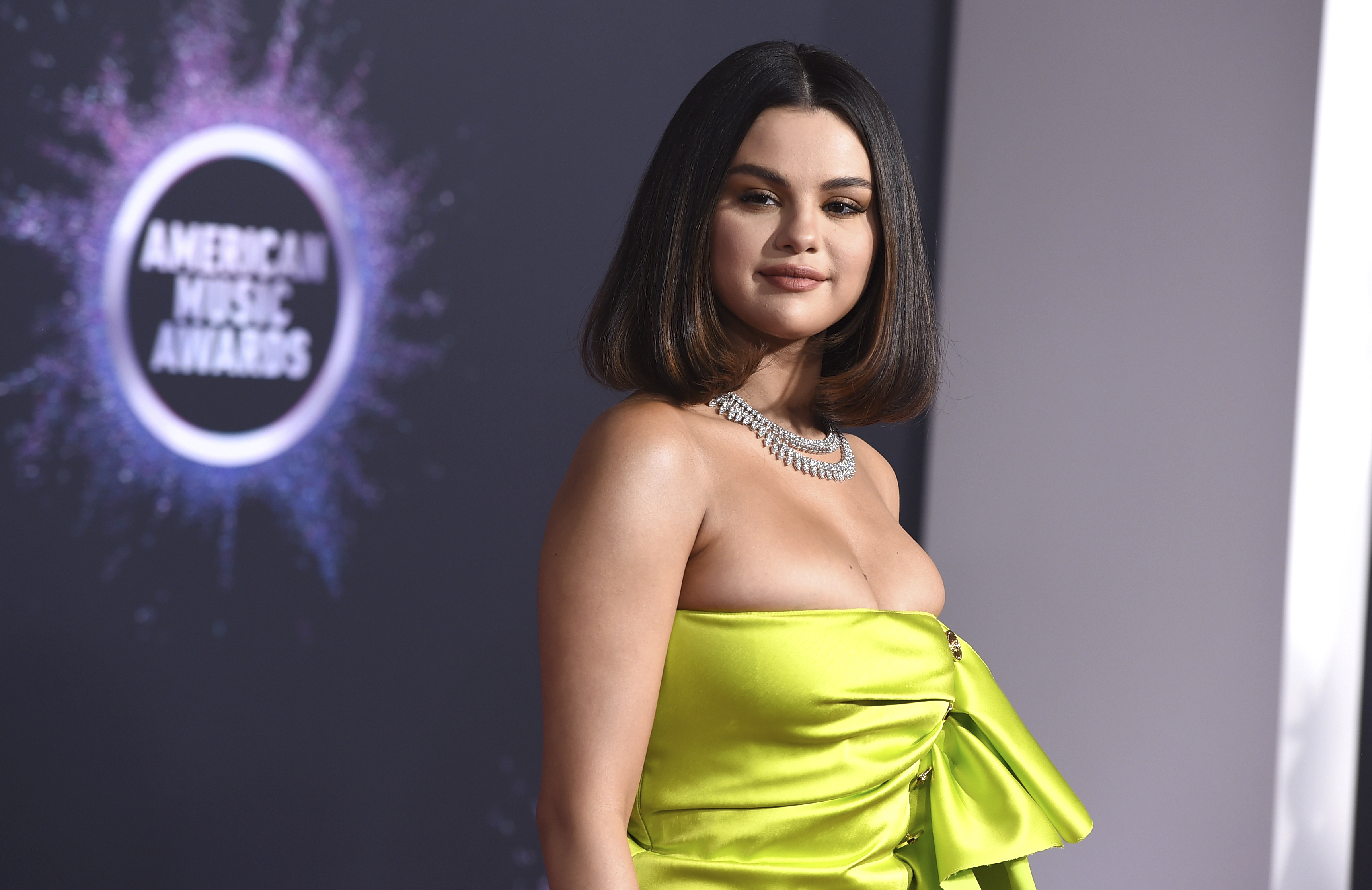 The Latest: Swift wins top honor at AMAs, breaks MJ record
