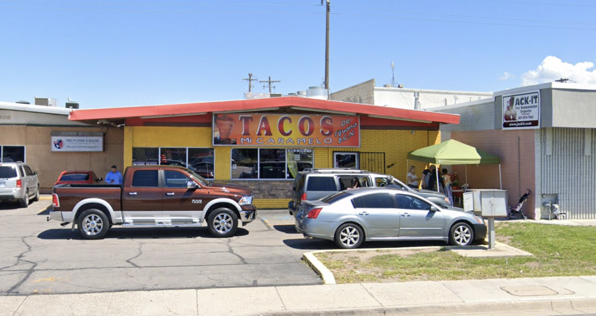 2 charged with kidnapping after allegedly forcing former boss into their vehicle