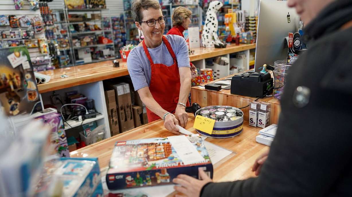 How much do Utahns, Americans expect to spend on holiday shopping?