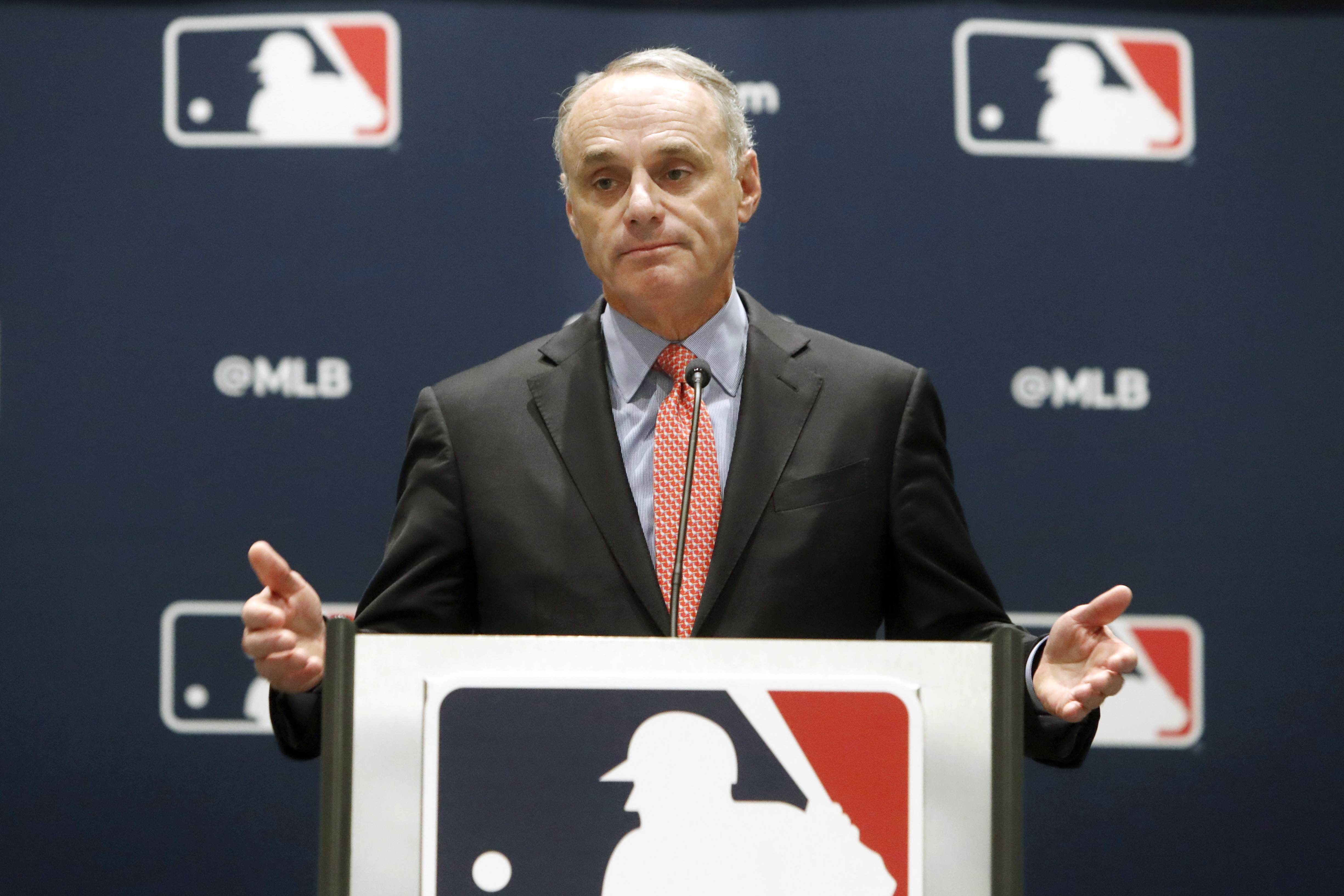 Manfred meets with Bernie Sanders over minor league proposal