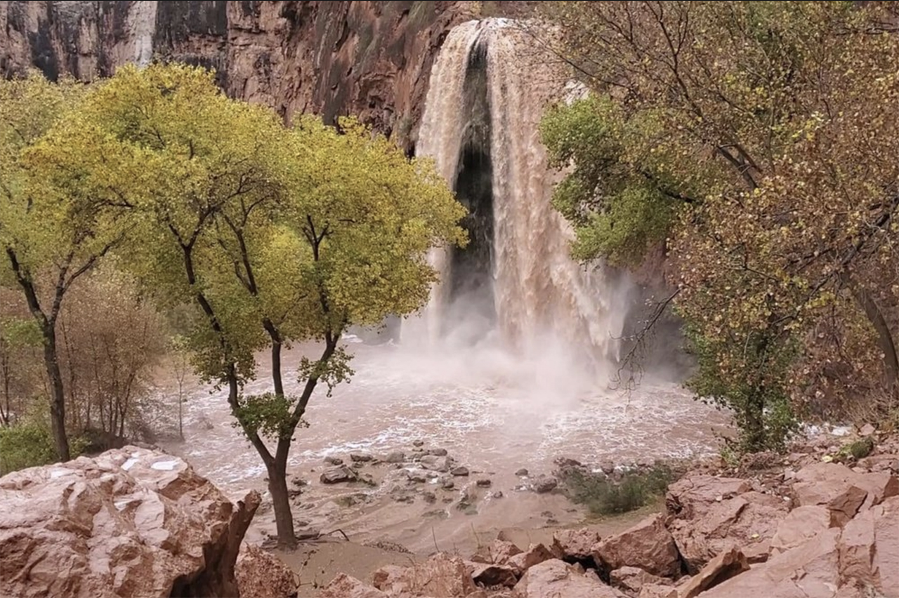Flood at famed Arizona waterfalls sends tourists scrambling
