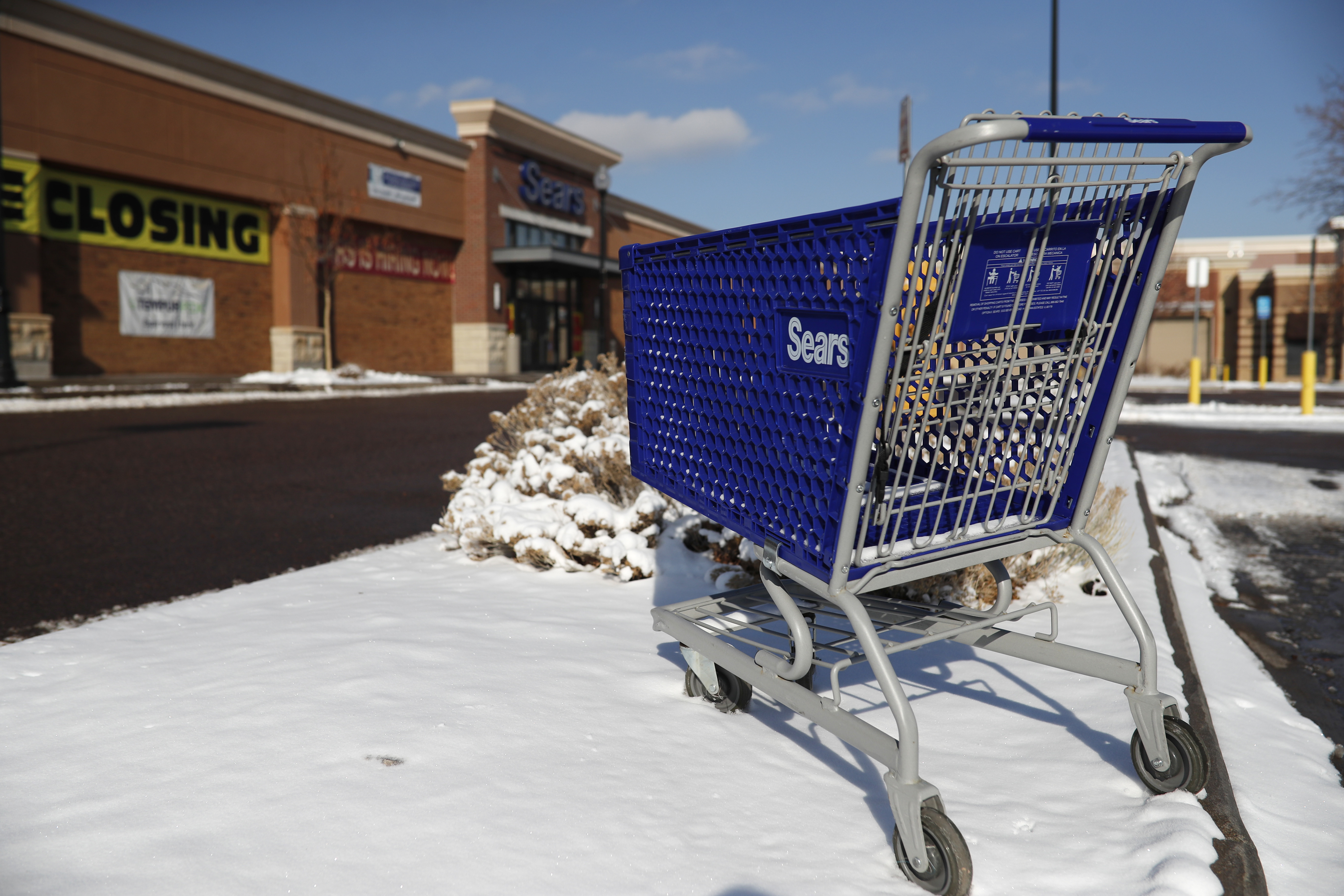 Season’s greetings at Sears: Dingy shops, sparse shelves