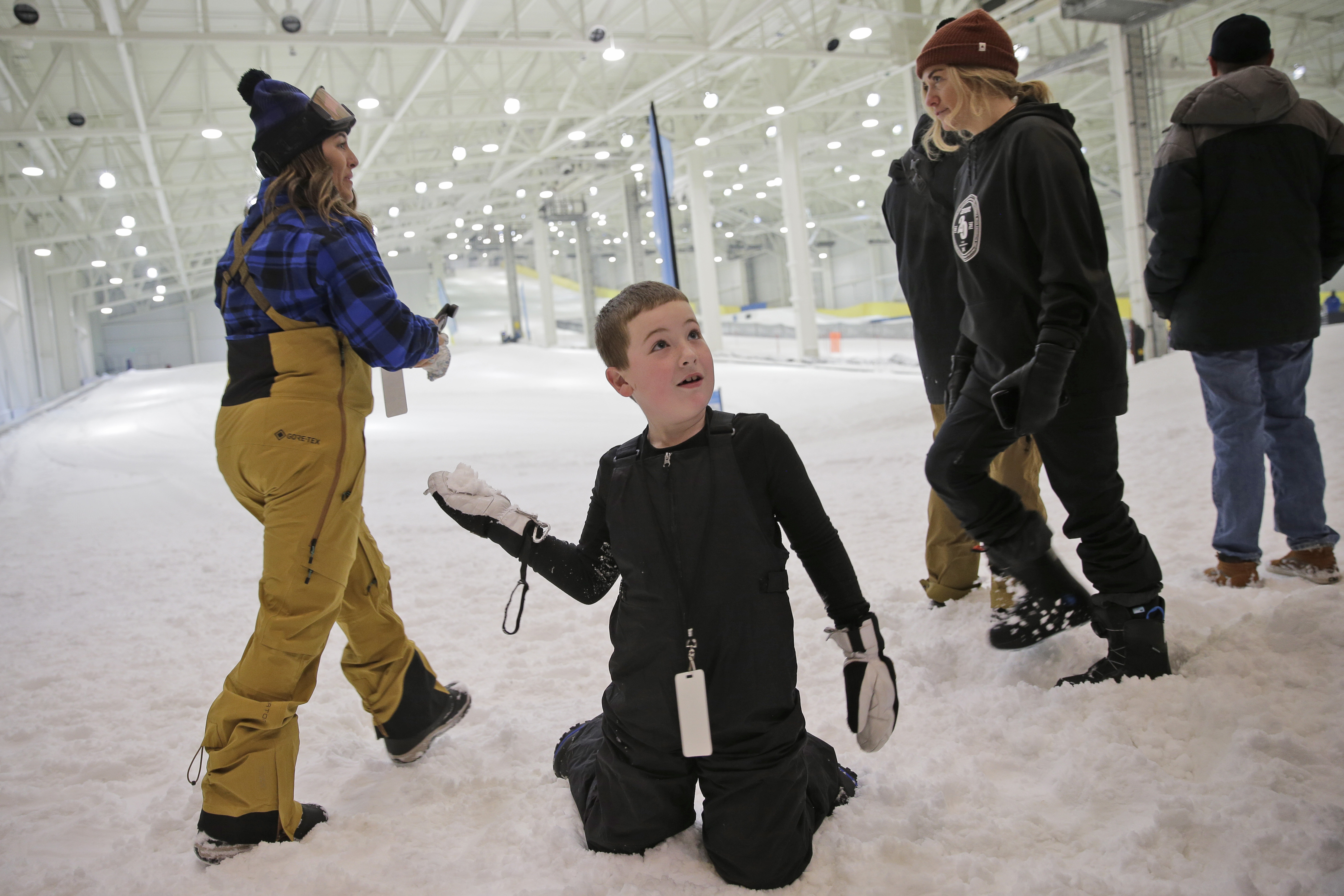 Long awaited indoor ski slope debuts at New Jersey megamall