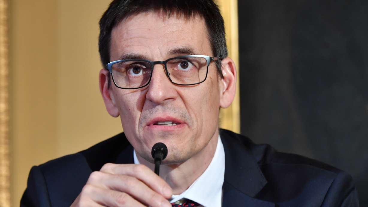 Nobel laureate: Face up to climate change, no escaping Earth