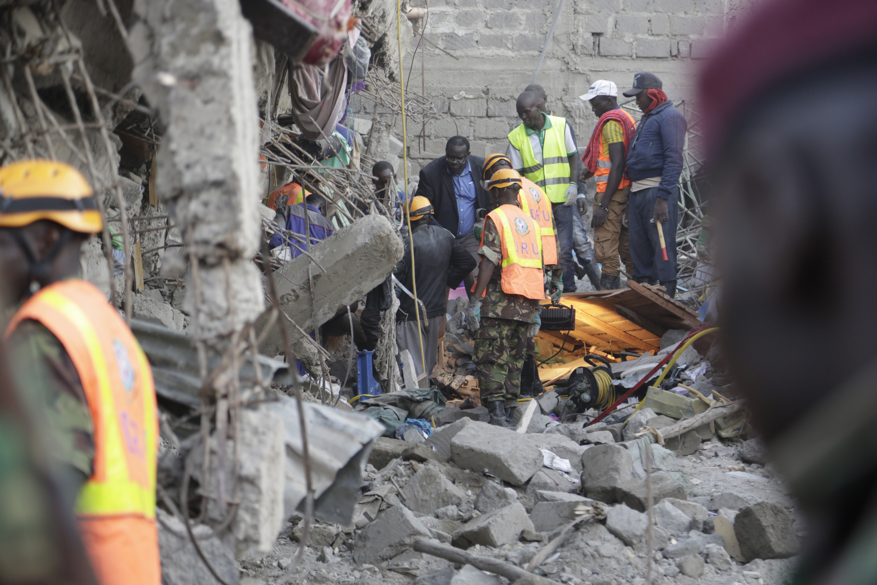 Kenya building collapse toll hits 10 but 2 survivors found