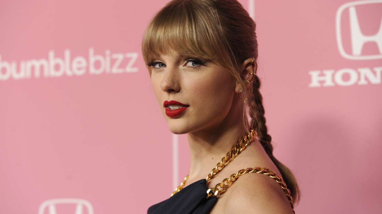 Taylor Swift calls out Scooter Braun during Billboard speech