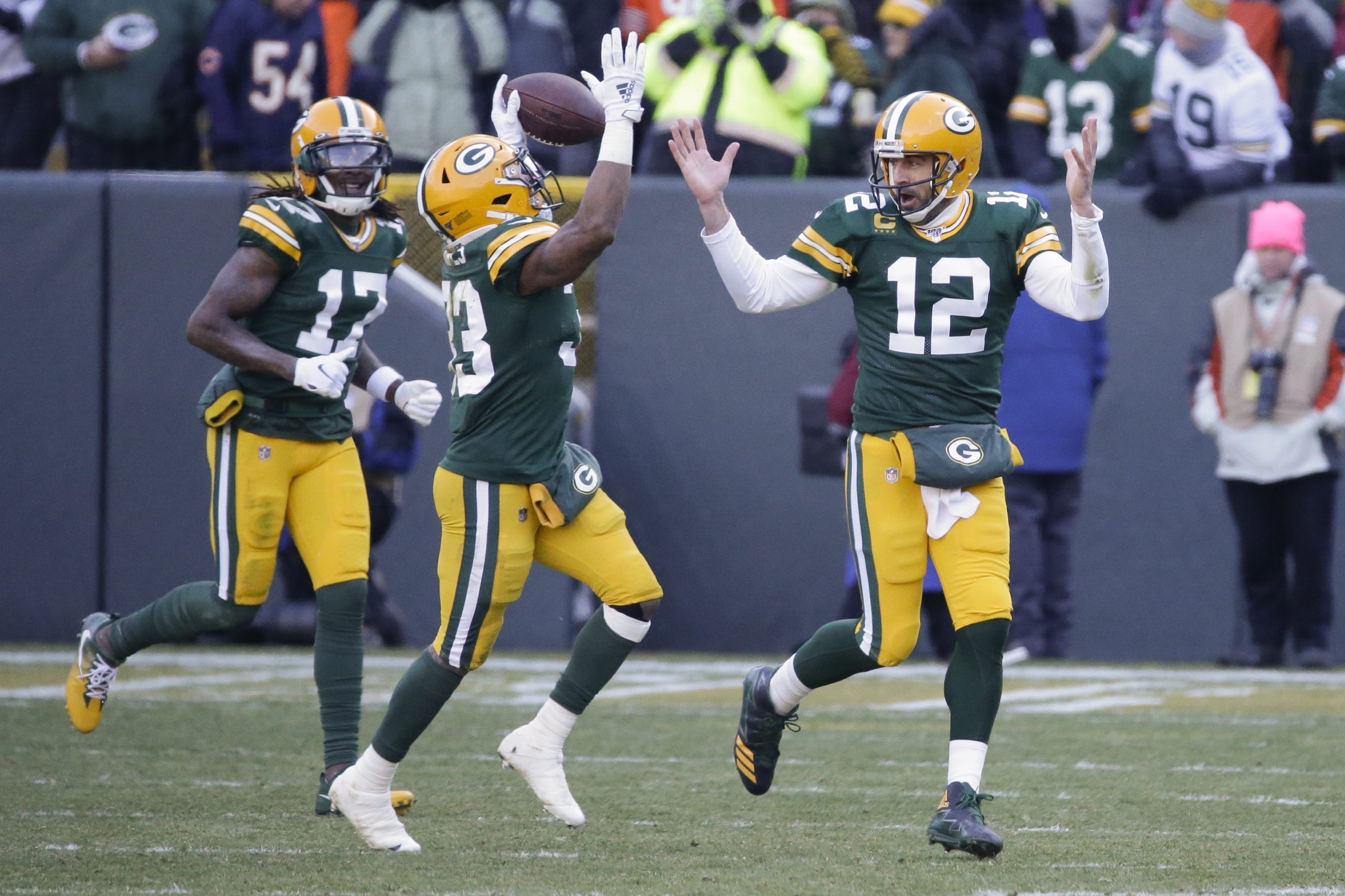 Packers playoff bound, beat Bears in rivals' 200th game 