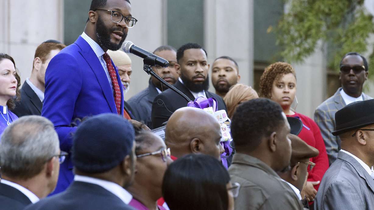 AP Exclusive: Birmingham mayor backing Biden for president