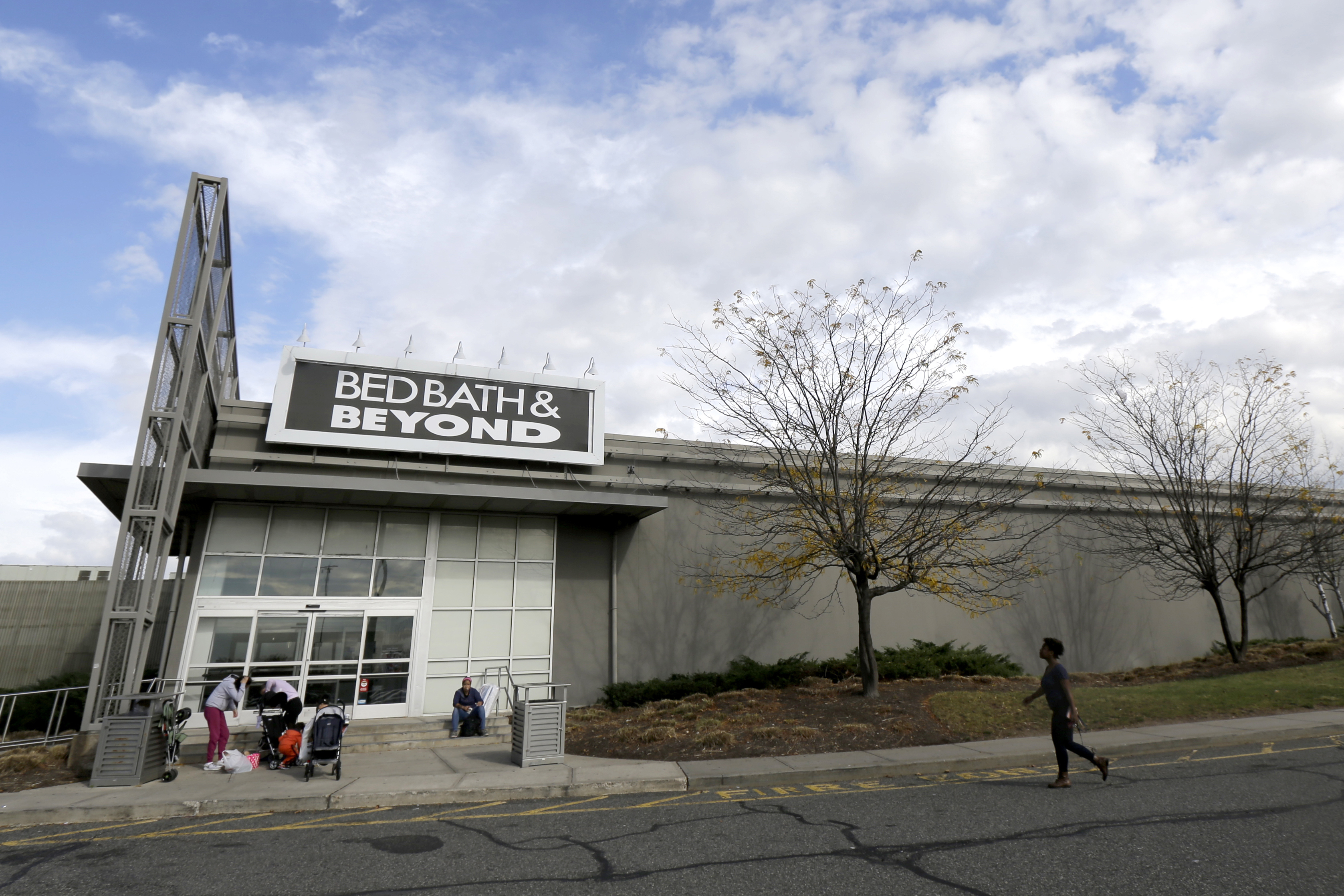 New CEO at Bed Bath & Beyond shakes up chain of command