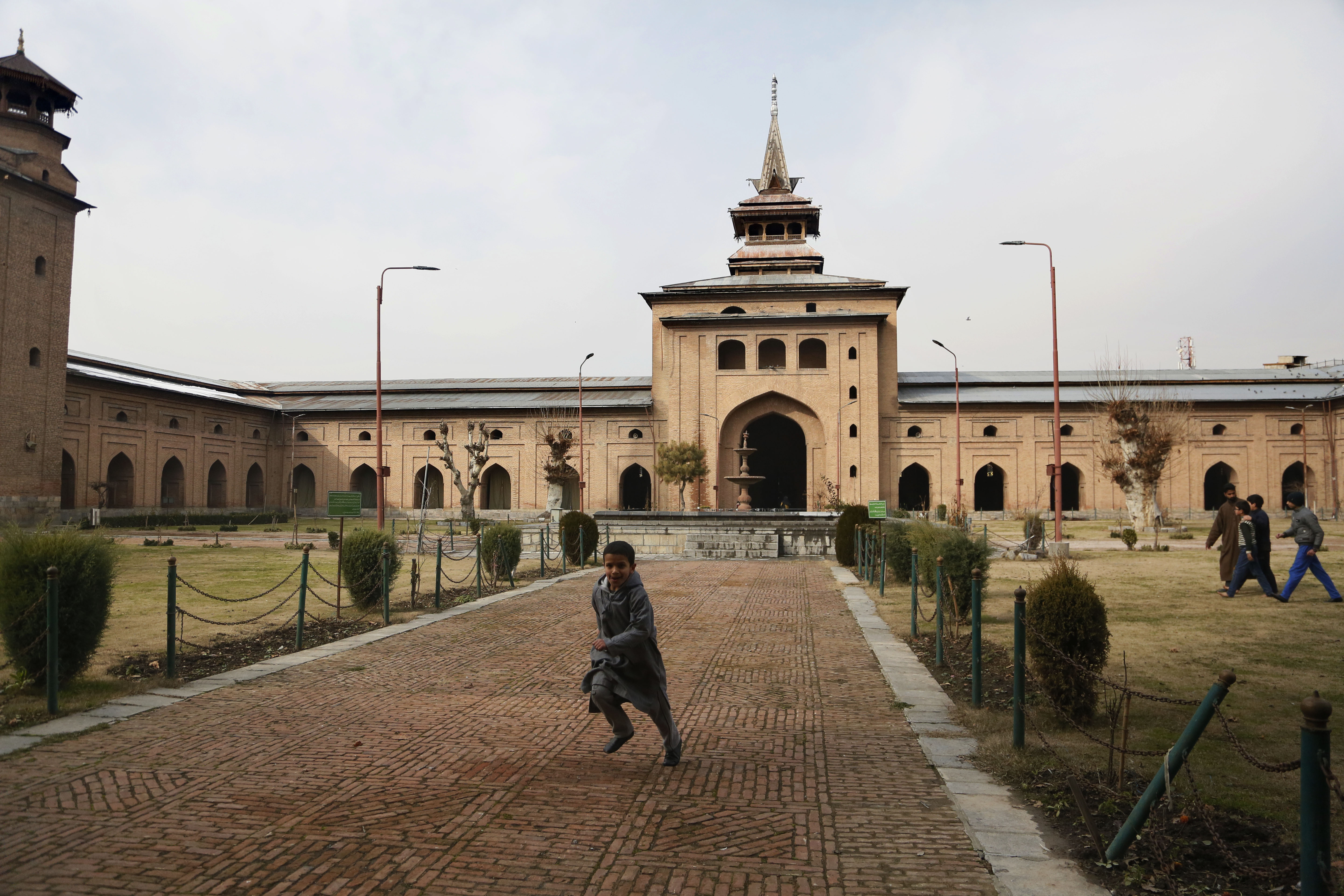 Prayer at Kashmir's biggest mosque for 1st time in 4 months