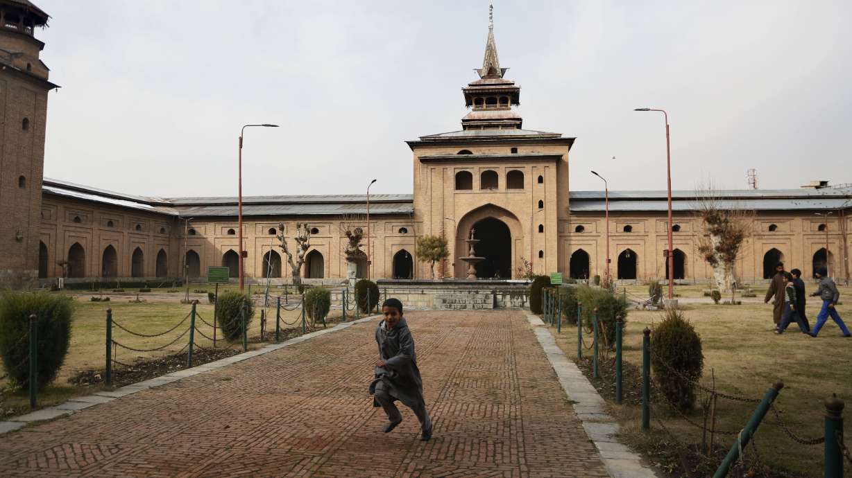 Prayer at Kashmir's biggest mosque for 1st time in 4 months