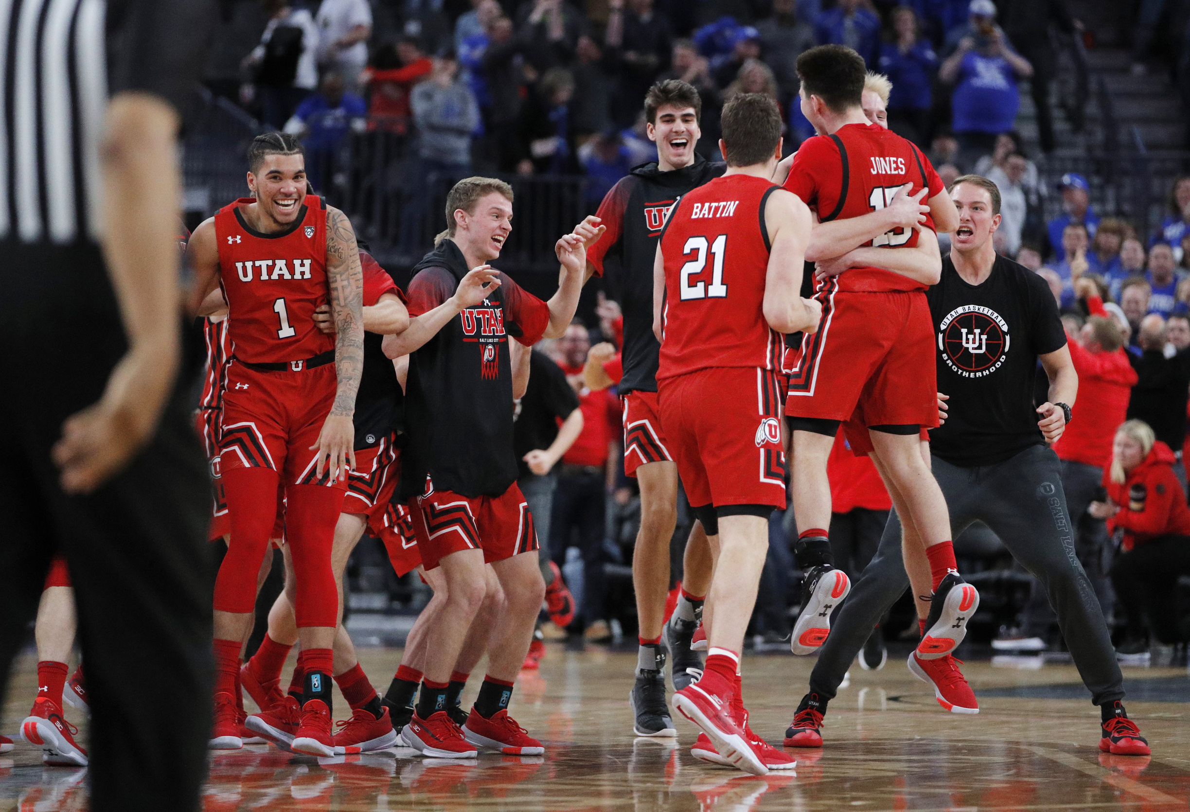 Utah players celebrate after defeating No. 6 Kentucky 69-66 in the Neon Hoops Showcase in Las Vegas, Nevada (Photo: John Locher, AP Photo)