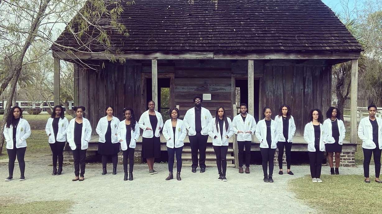 Black med students hope slave plantation photo inspires kids