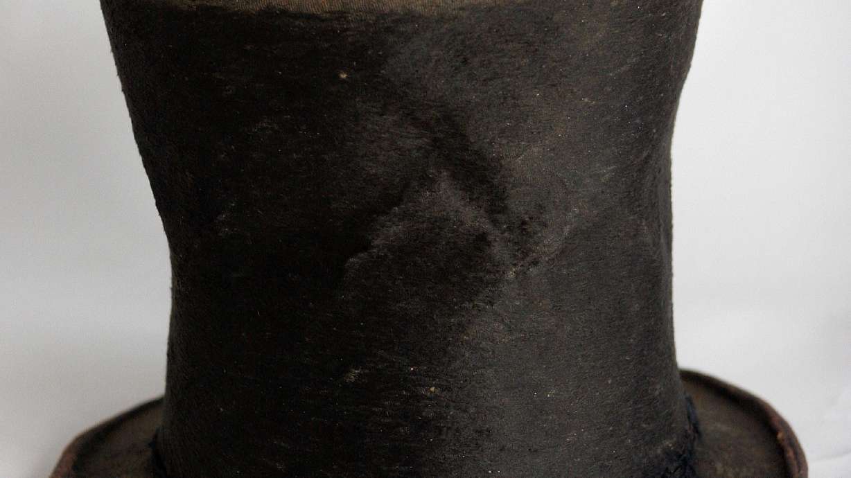 Study: No evidence museum's stovepipe hat was Lincoln's