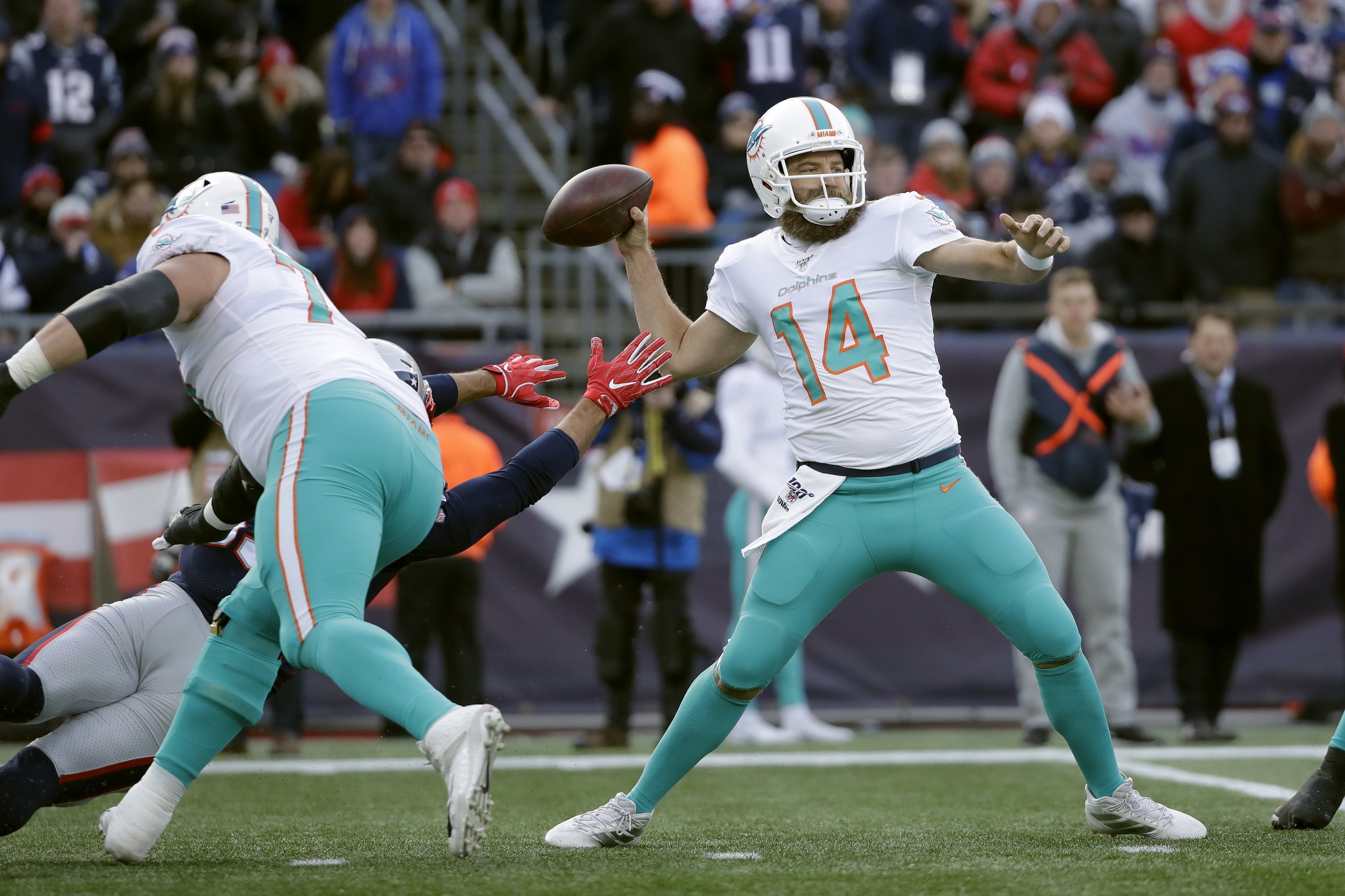 Dolphins stun Patriots 27-24, denying NE first-round bye