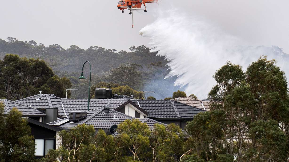 Raging wildfires trap 4,000 at Australian town's waterfront