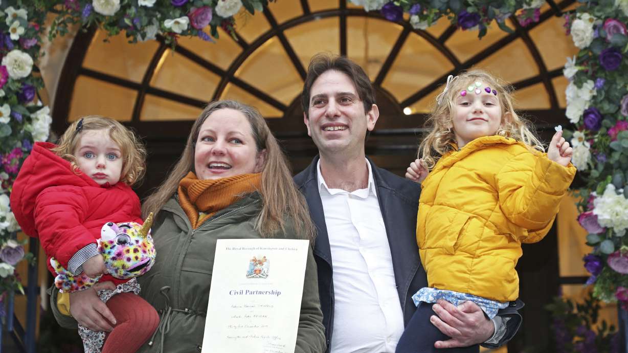 Heterosexual couples form 1st civil partnerships in England