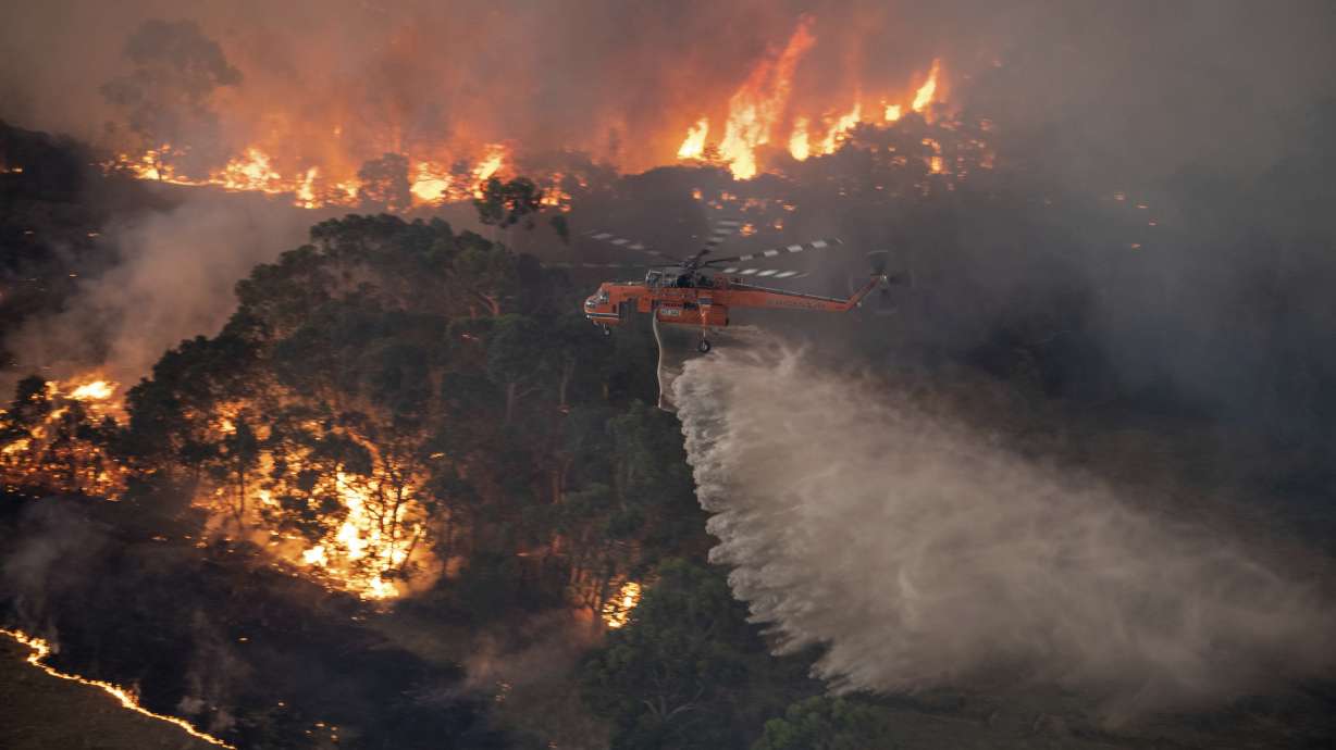 Australia sending aid to wildfire towns as death toll rises
