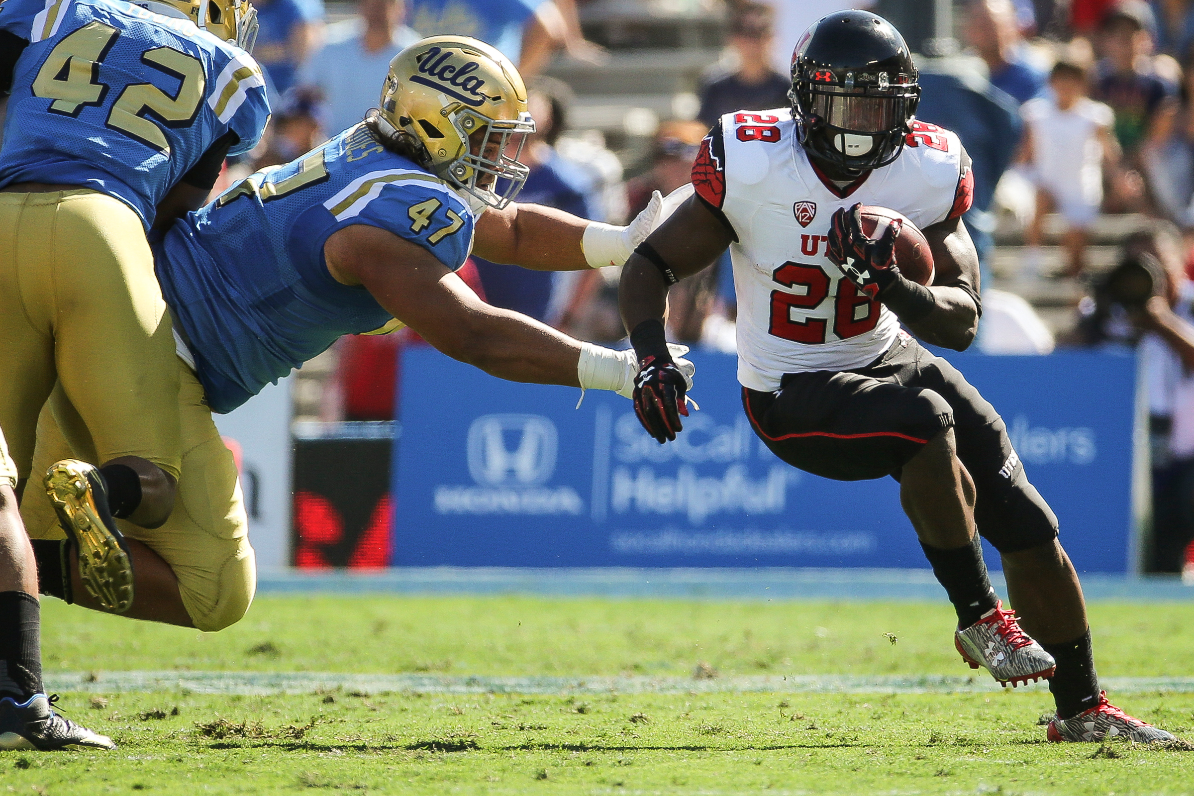 Utah Utes running back Joe Williams runs the ball during a game at the Rose Bowl in Pasadena, California, on Saturday, Oct. 22, 2016. (Photo: Spenser Heaps, KSL)
