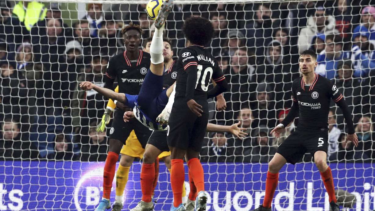 Chelsea denied by overhead kick; Arsenal beats Man United