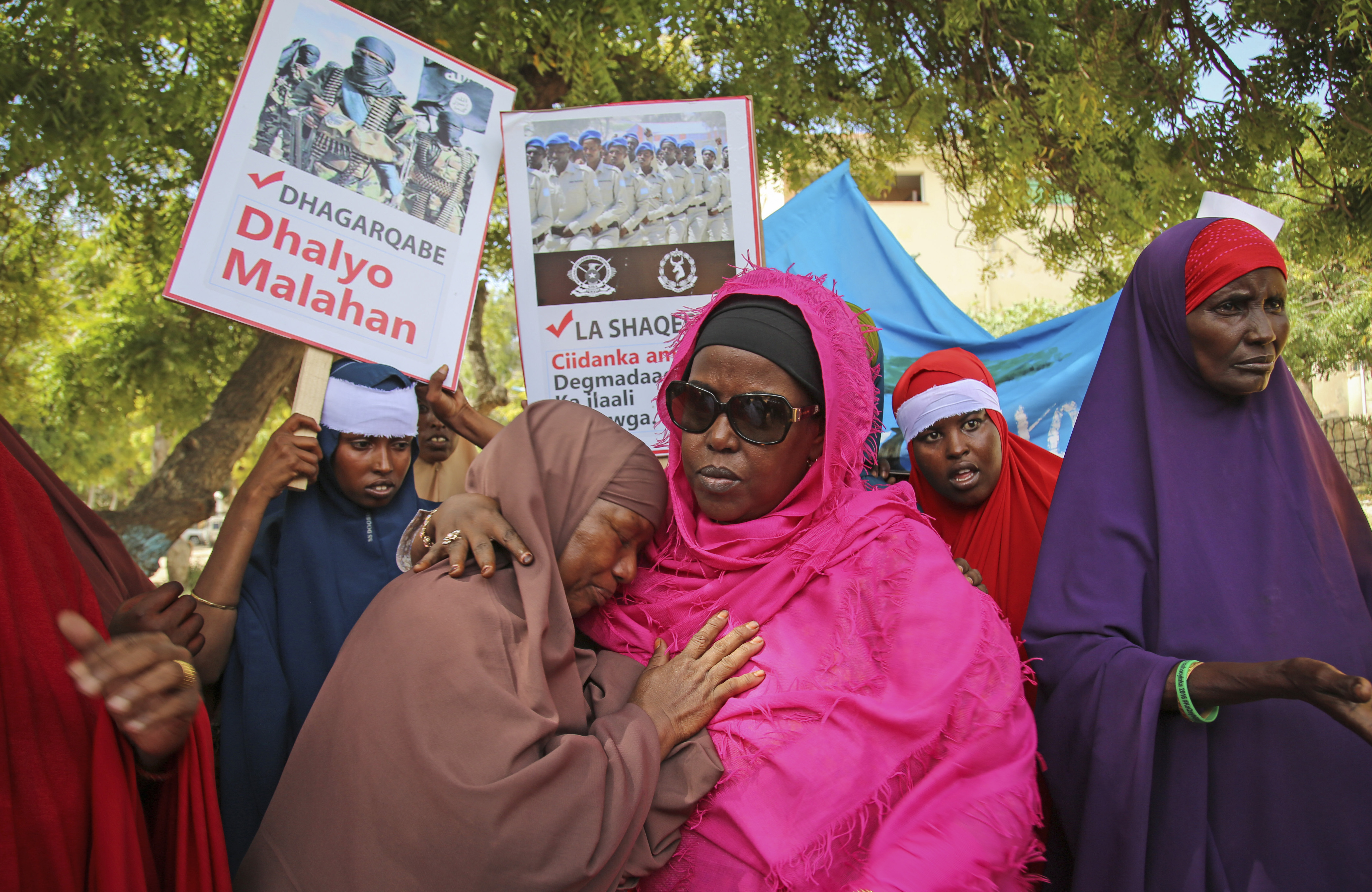 Somali mourners march against extremist blast that killed 79