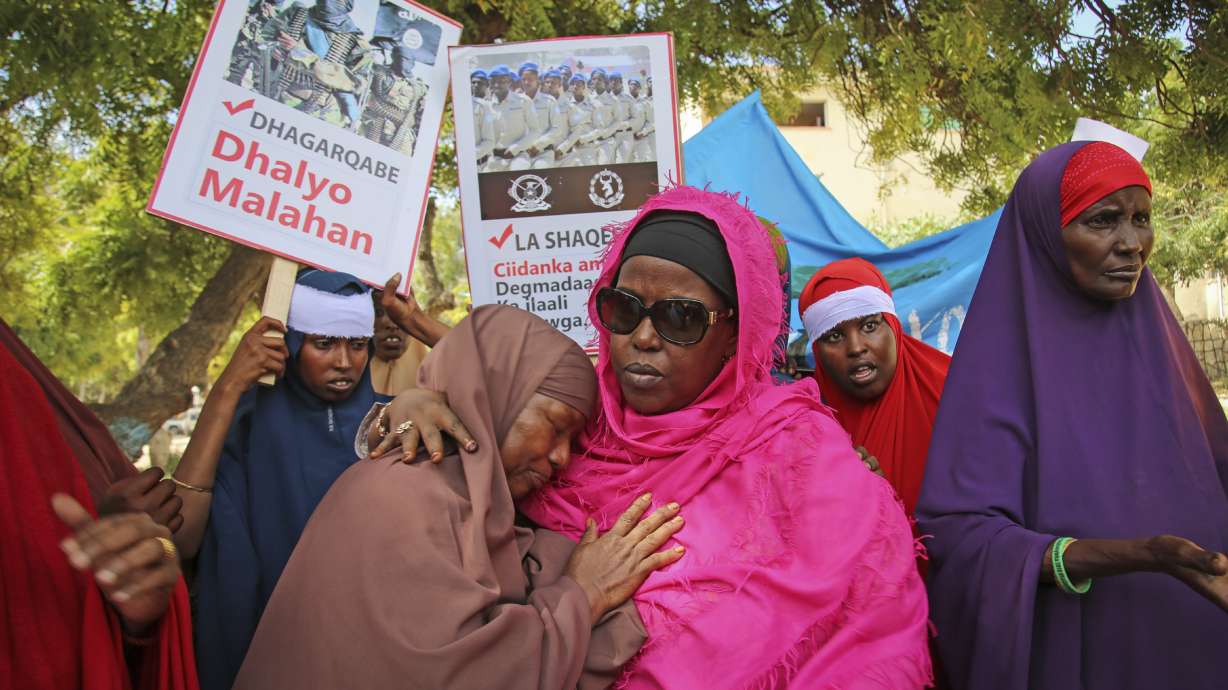 Somali mourners march against extremist blast that killed 79