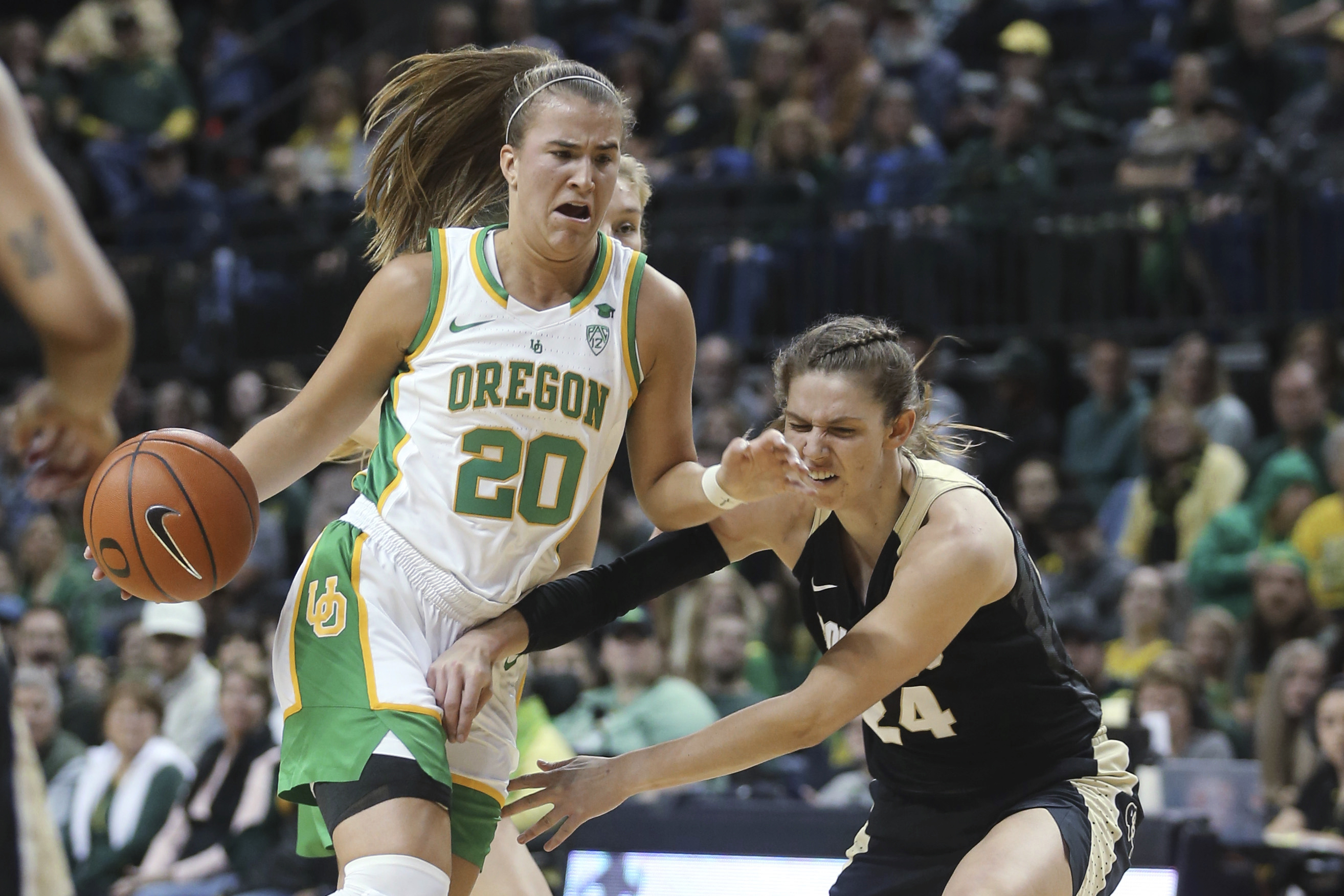 Ionescu reaches 900 assists, No. 2 Oregon women top Colorado