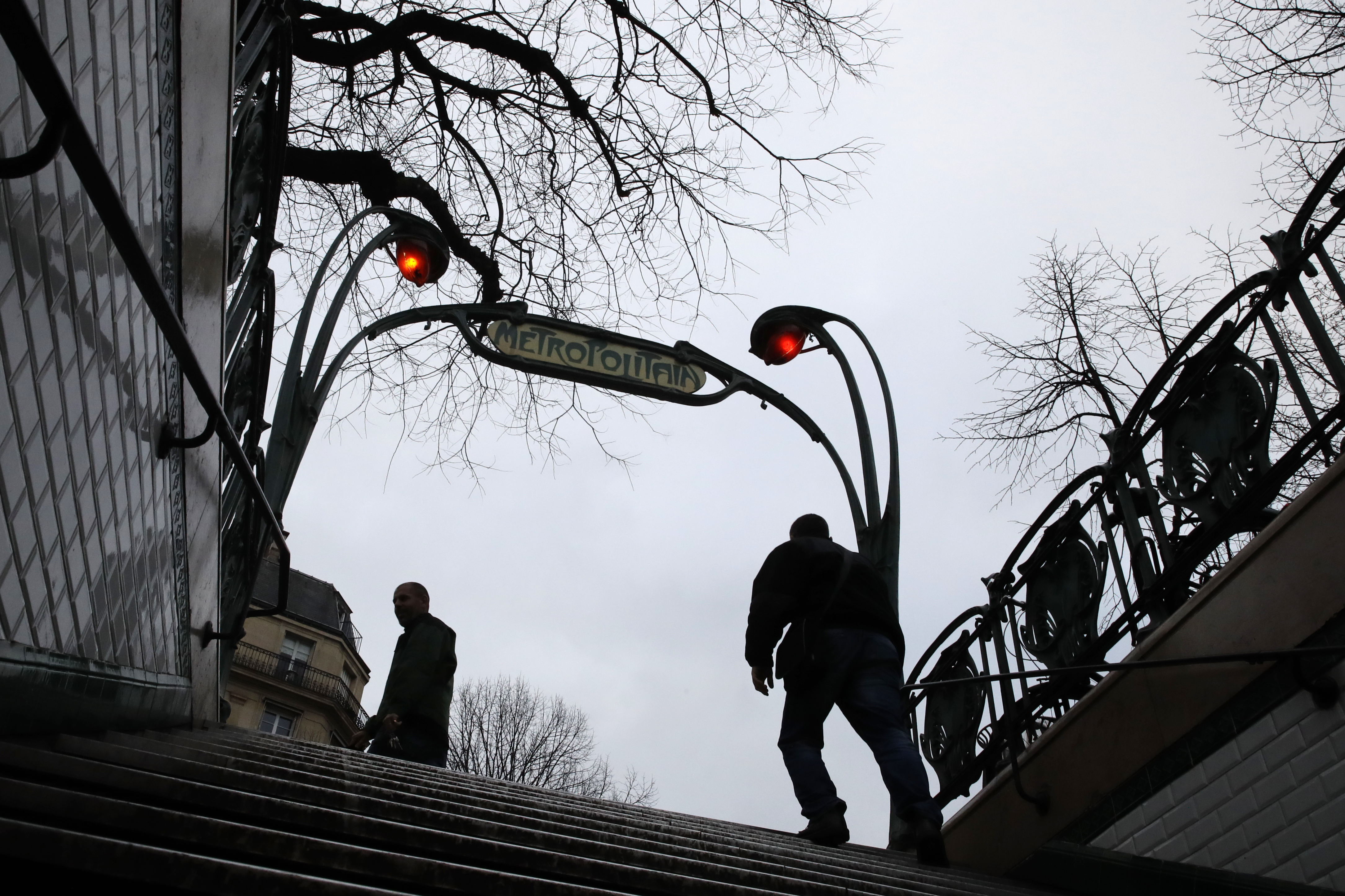 France enters crucial week of talks with unions on pensions