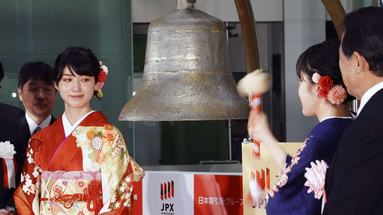 Gold, oil prices retreat, shares rebound in Asian trading