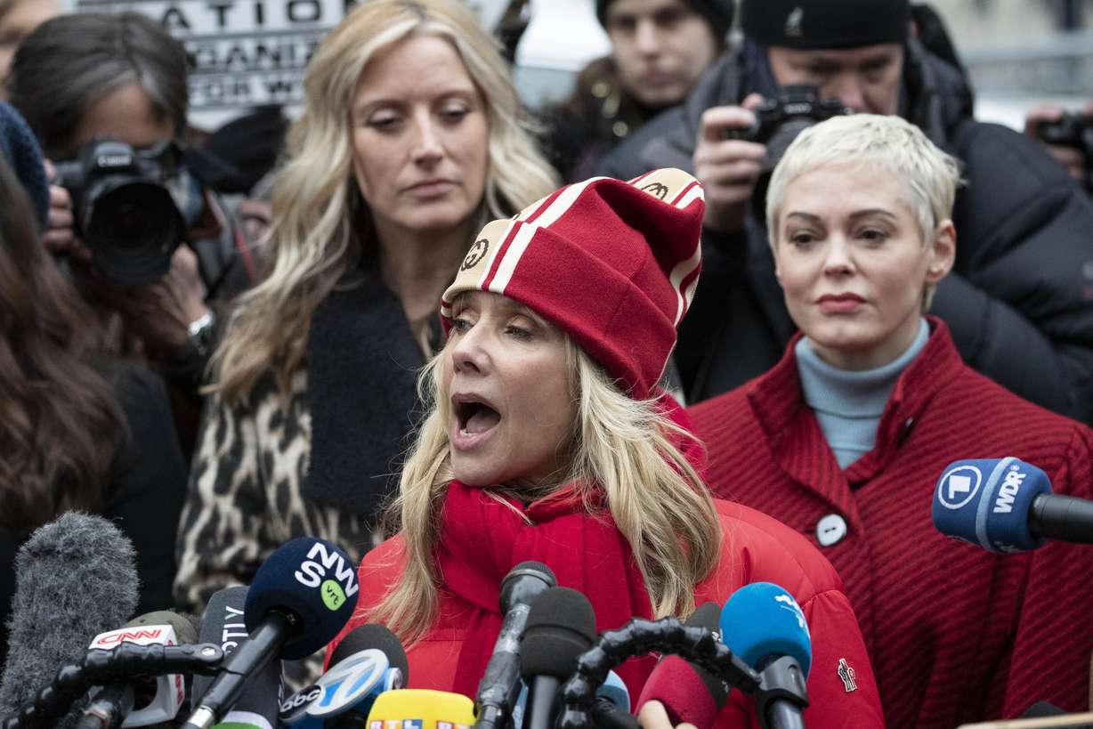 Actor Rosanna Arquette speaks at a news conference outside a Manhattan courthouse after the arrival of Harvey Weinstein, Monday, Jan. 6, 2020, in New York. Photo: Mark Lennihan, AP Photo
