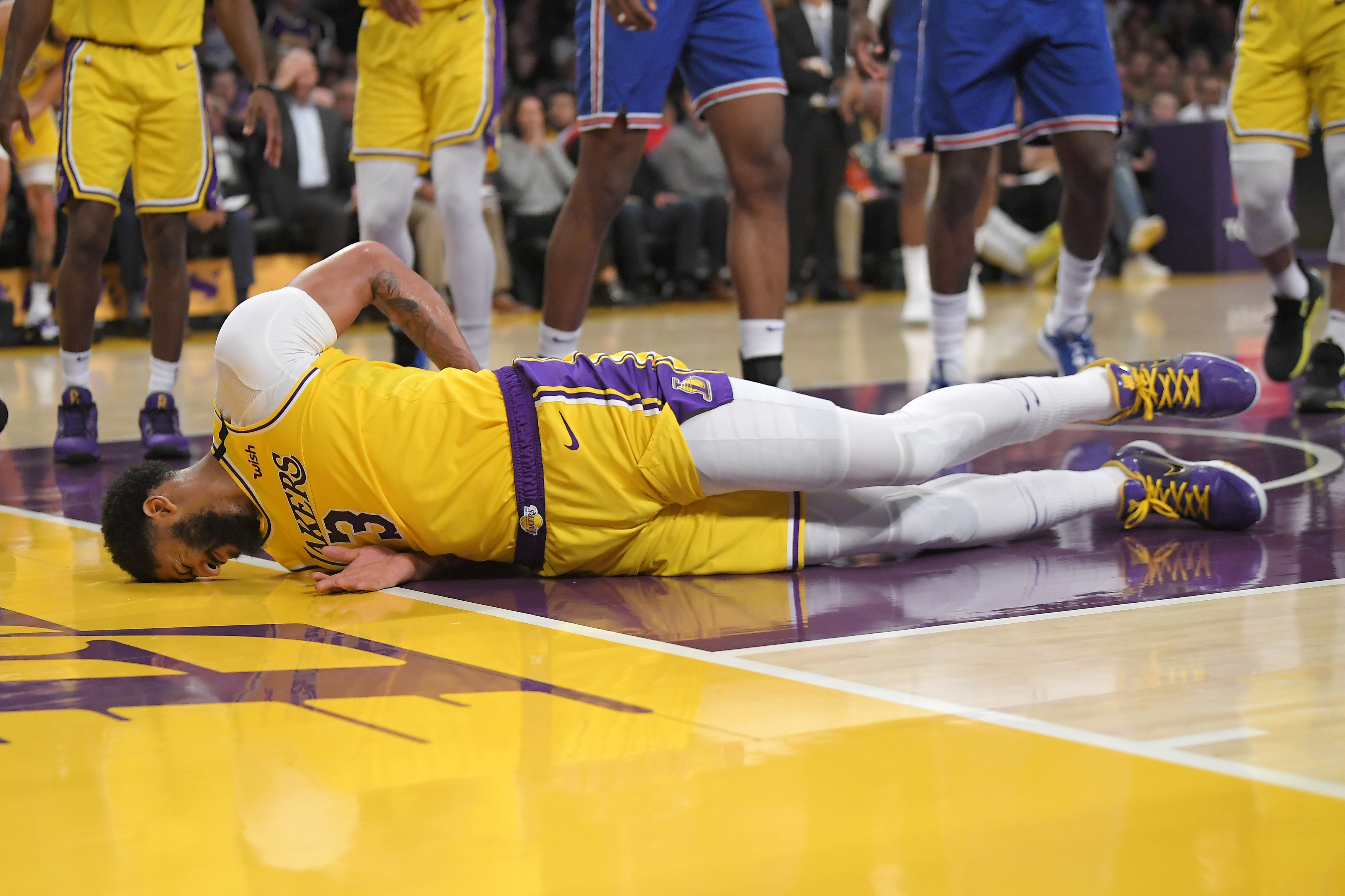 Lakers' Anthony Davis to travel after negative MRI from fall