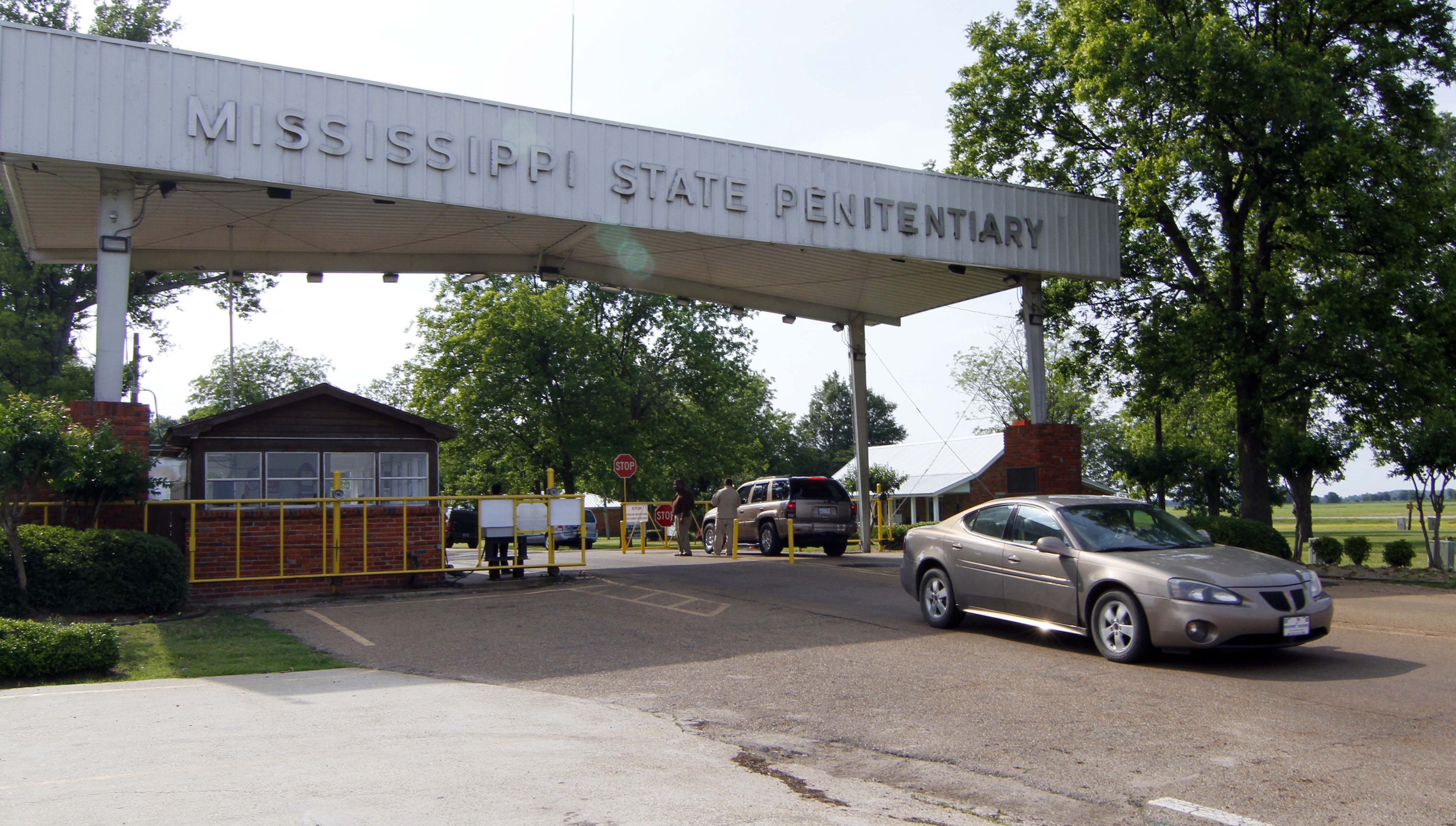 Mississippi, lacking guards, sends inmates to private prison