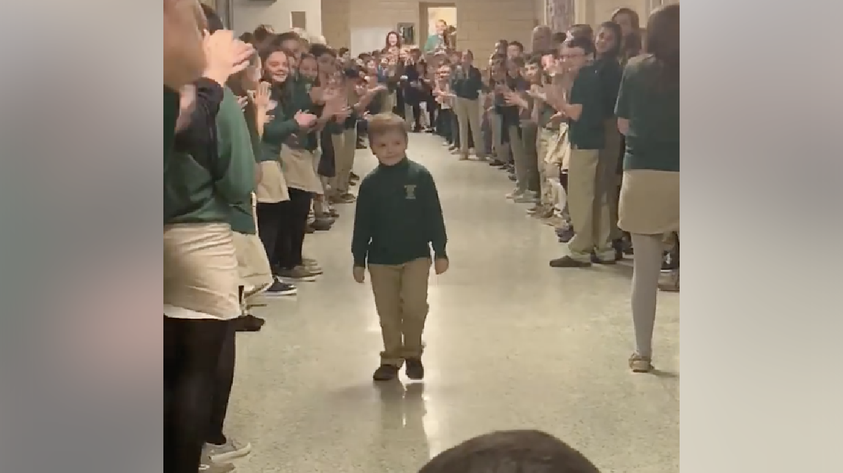 After a 6-year-old finished chemotherapy, his classmates welcomed him back with a standing ovation