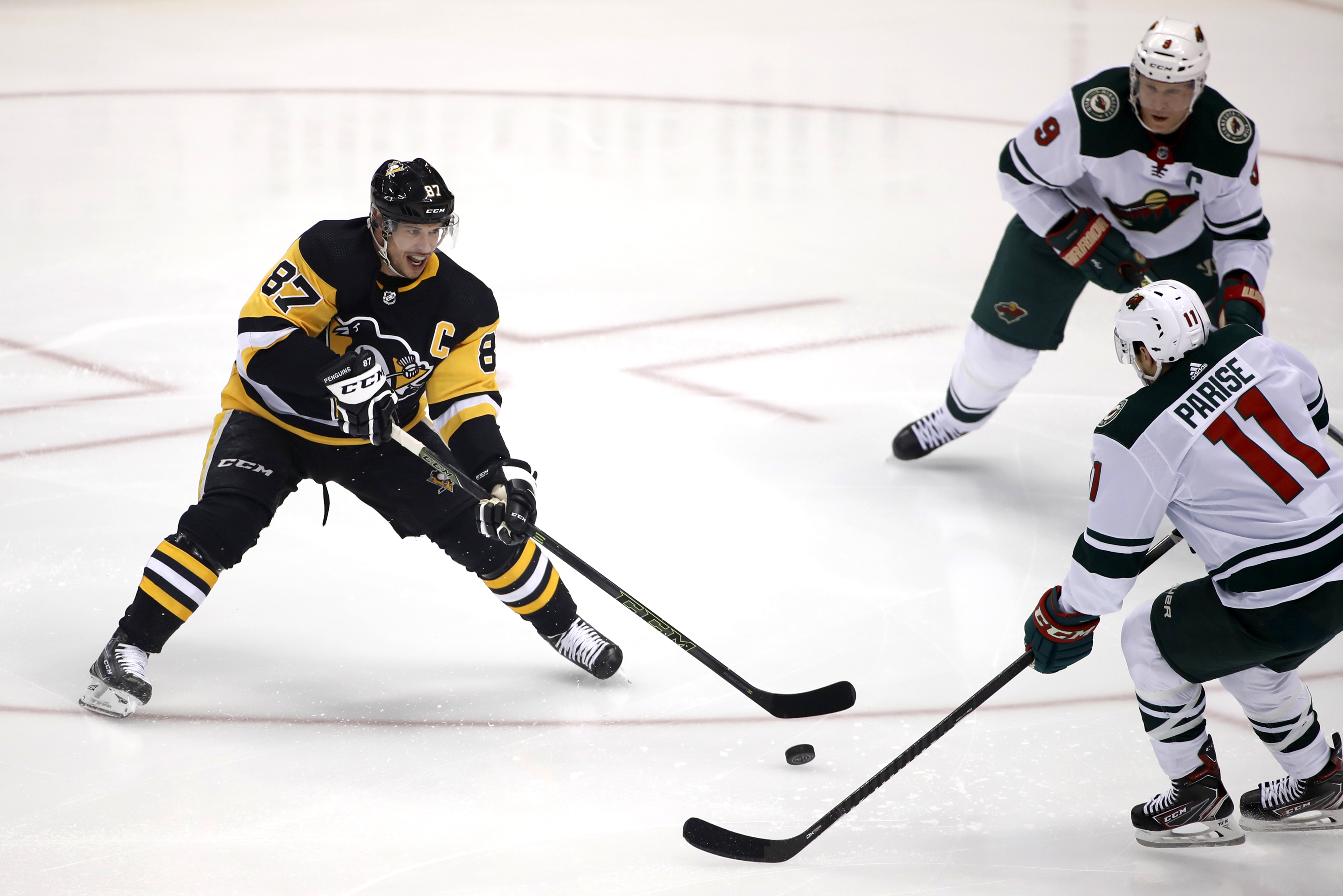 Crosby collects 4 points in return, Penguins rip Wild 7-3