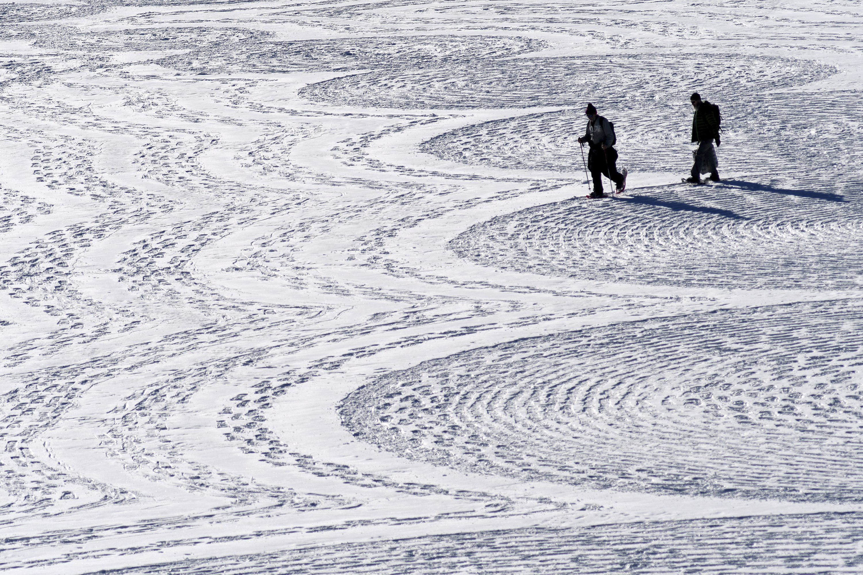 Artist uses snow as canvas for massive geometrical designs